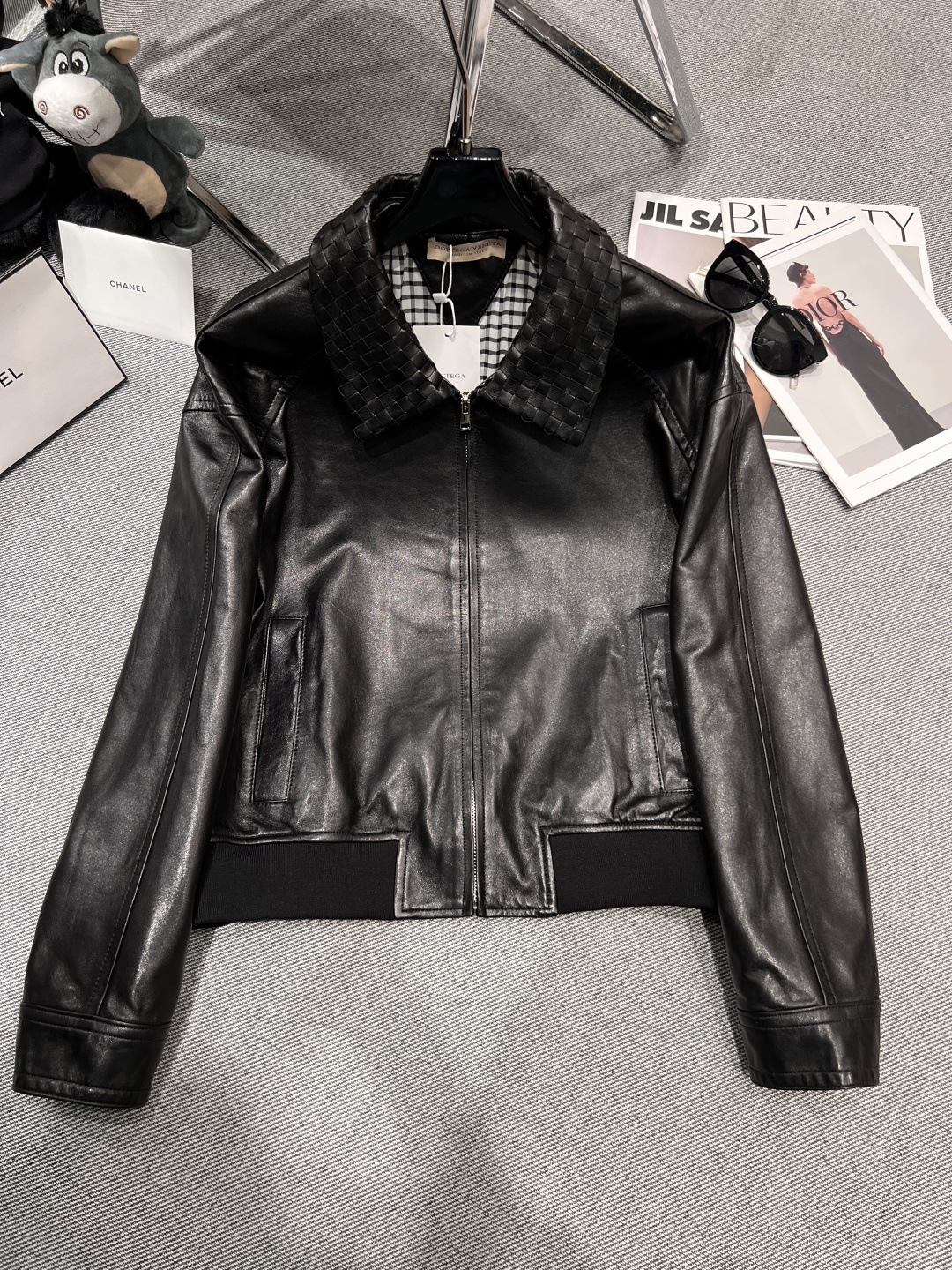 NO:457993,——BV—2025 early autumn new lambskin coat, on sale on the official website, uses high-quality imported lambskin, woven collar design, the lining uses plaid elements, adding a bit of randomness, the leather is delicate and soft, and has a strong gloss SMLXL, bottega veneta, jackets & coats, sheepskin, alexander wang19860909——BV——2025早秋新款小羊皮皮外套,官网在售,采用优质进口小羊皮,编织领设计,里布采用格纹元素,增添了几分随意,皮质细腻柔软,光泽度强SMLXL,,bottega veneta,jackets & coats,sheepskin,alexander wang,Women's clothing