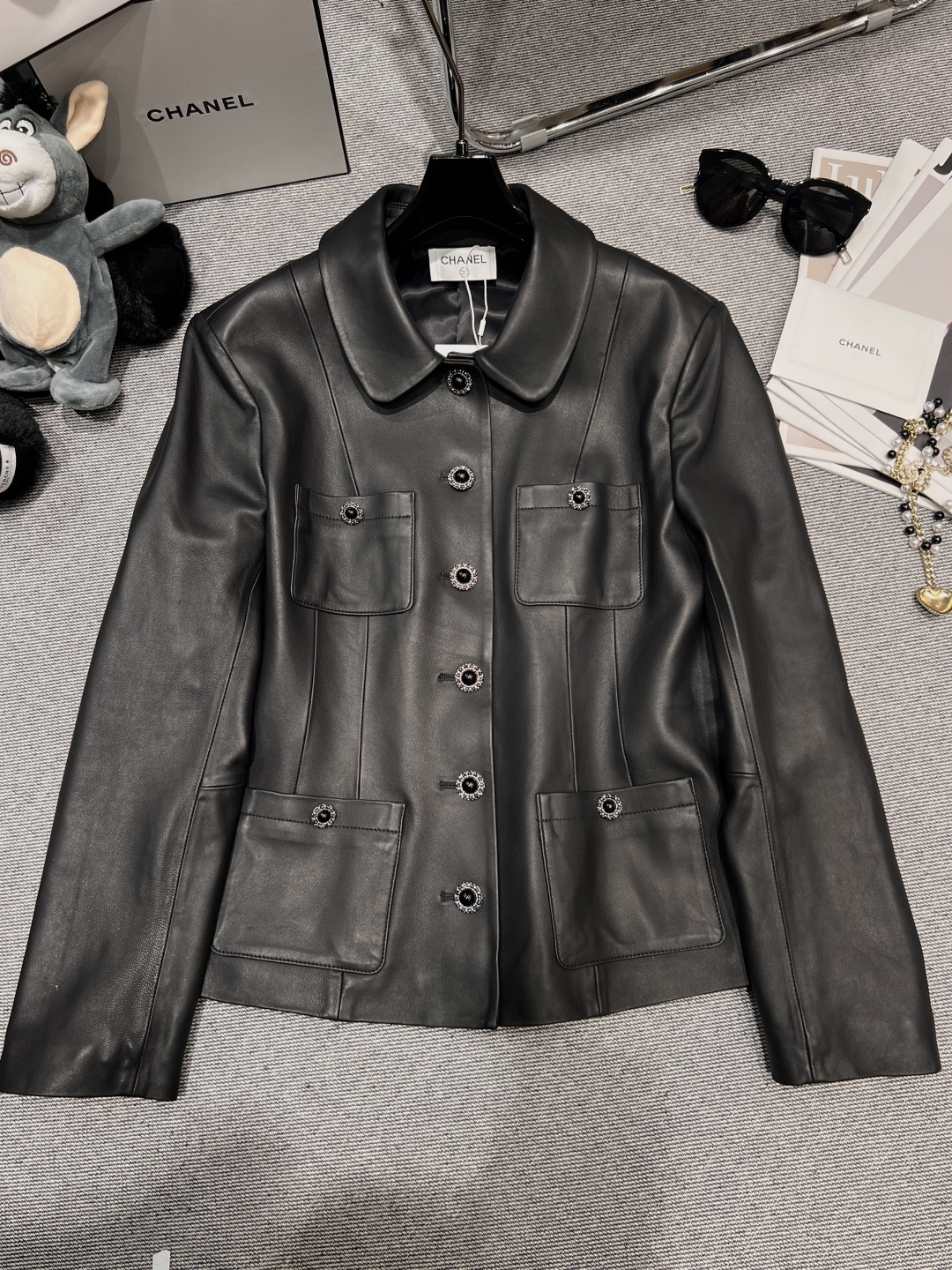NO:457953,——Chane*—2025 early autumn new lambskin matte leather jacket, show series, using high-quality imported lambskin material, delicate and soft leather, classic small lapel design with four pockets, the slim fit is more in line with the small fragrance, the upper body has a strong waistline feel, SMLXL, chanel, jackets & coats, sheepskin, alexander wang19860909——Chane*——2025早秋新款小羊皮亚光皮外套,秀场系列,采用优质进口小羊皮材质,皮质细腻柔软,经典小翻领设计搭配四口袋,版型修身更加符合小香调调,上身腰线感强SMLXL,,chanel,jackets & coats,sheepskin,alexander wang,Women's clothing