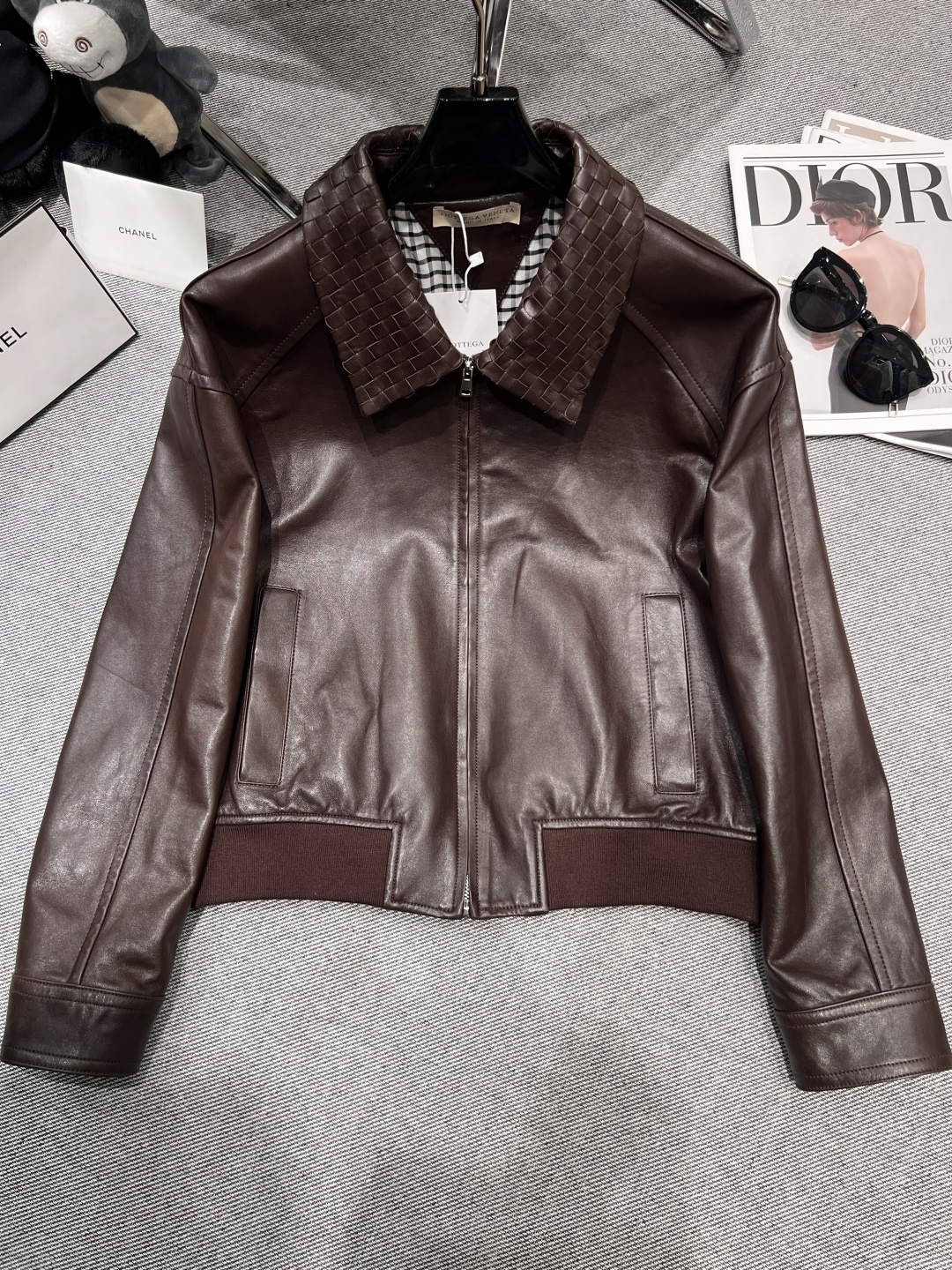 NO:457947,——BV—2025 early autumn new lambskin coat, on sale on the official website, uses high-quality imported lambskin, woven collar design, the lining uses plaid elements, adding a bit of randomness, the leather is delicate and soft, and has a strong gloss SMLXL, bottega veneta, jackets & coats, sheepskin, alexander wang19860909——BV——2025早秋新款小羊皮皮外套,官网在售,采用优质进口小羊皮,编织领设计,里布采用格纹元素,增添了几分随意,皮质细腻柔软,光泽度强SMLXL,,bottega veneta,jackets & coats,sheepskin,alexander wang,Women's clothing