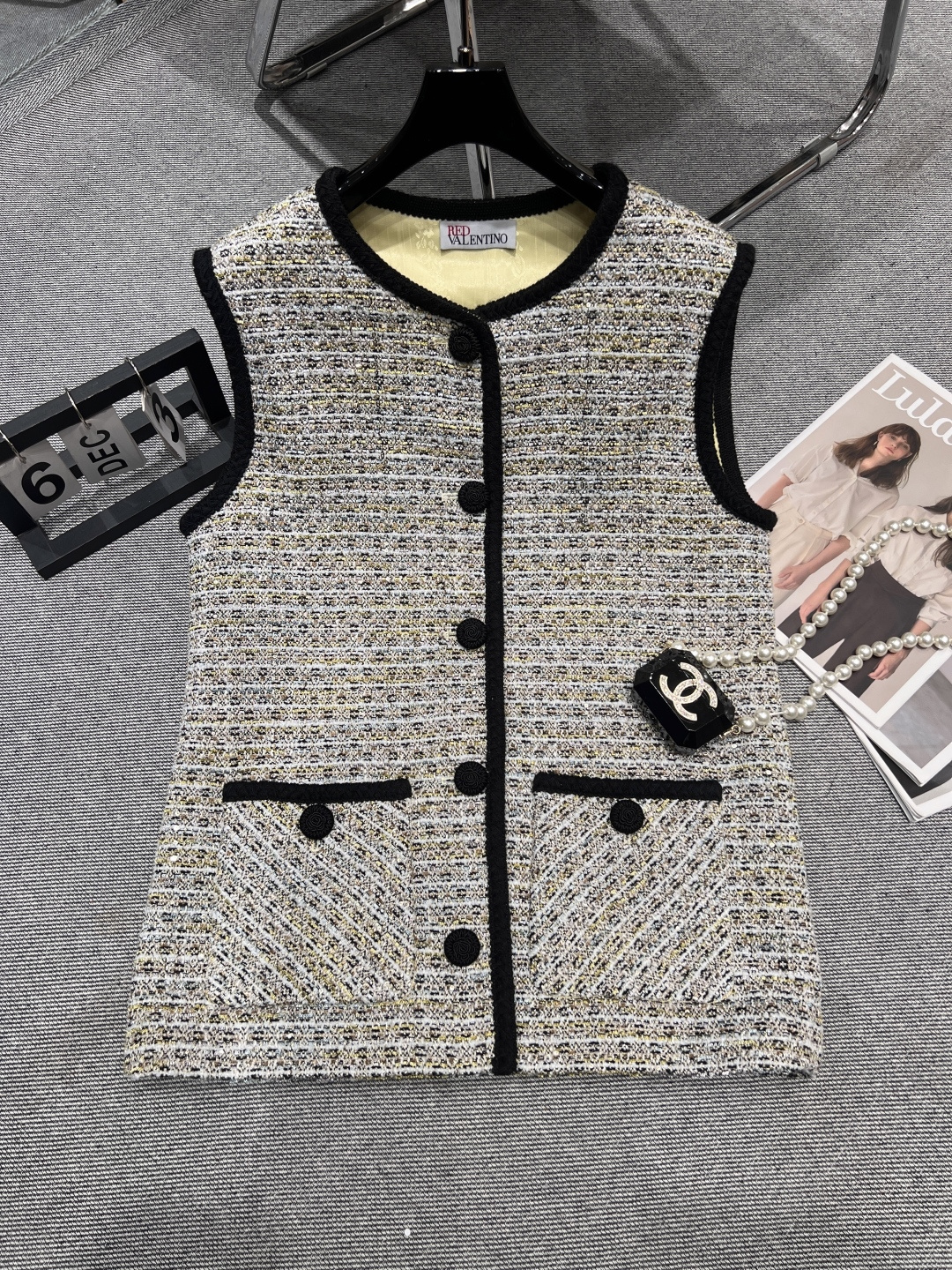 NO:737527,——VALENTIO*——2026 new early autumn vest, exclusive edition, customized fabric, jacquard lining, an impeccable item in terms of texture and pattern, even the buttons are specially customized crocheted flower buttons, the details are really full of SML,,valentino,19860909——VALENTIO*——2026早秋新款马甲,独家开版,定制面料,内里提花,无论是质感还是版型都无可挑剔的一件单品,连扣子也都是专门定制的钩织花朵扣,细节真的满分SML,,valentino,,Women's clothing