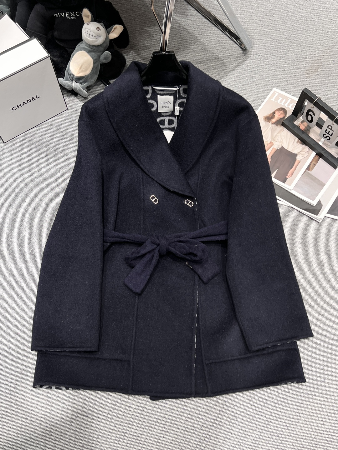 NO:463335,With dust bag - HERME* - 2025 autumn and winter new double-sided wool coat, classic pig nose pattern, medium-length style, wool fabric, lace-up board shape, highlighting the waistline feel SML, hermes, alexander wang19860909配防尘袋——HERME*——2025秋冬新款双面尼羊毛大衣,经典猪鼻子图案,中长款,采用羊毛面料,系带板型,凸显腰线感SML,,hermes,alexander wang,Women's clothing