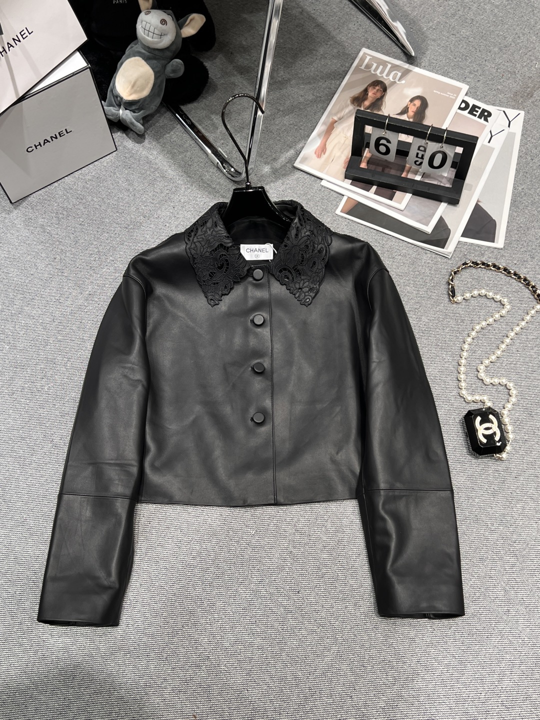 NO:463350,With dust bag - CHANE* - 2025 early autumn new leather jacket, made of high-quality imported sheepskin material, flower-burning collar, super exquisite, smooth style, and super temperament on the upper body SMLXl, chanel, jackets & coats, sheepskin, alexander wang19860909配防尘袋——CHANE*——2025早秋新款皮外套,采用优质进口绵羊皮材质,烧花工艺领子,超级精致,版型流畅,上身超级显气质SMLXl,,chanel,jackets & coats,sheepskin,alexander wang,Women's clothing