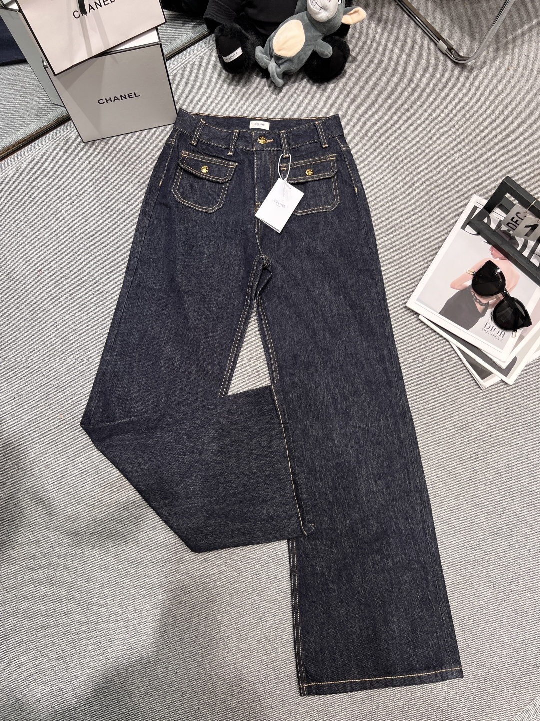 NO:464793,——Celin*—2025 early autumn new classic noble original gold button dark blue straight jeans, jeans are a perfect C-position item, whether paired with a shirt or slim knitted, simple and can create a slack feeling, workplace commuting or going out to the street to wear, and can also take into account the fashion code 25 26 27 28 29,,celine,jeans,shirts,alexander wang19860909——Celin*——2025早秋新款经典显贵原牛金扣深蓝直筒牛仔裤,牛仔裤可是妥妥的C位单品,不管是搭配衬衫还是修身针织 简单又能营造松弛感,职场通勤或出街实穿性拉满 同时还可以兼顾时尚码数25 26 27 28 29,,celine,jeans,shirts,alexander wang,Women's clothing