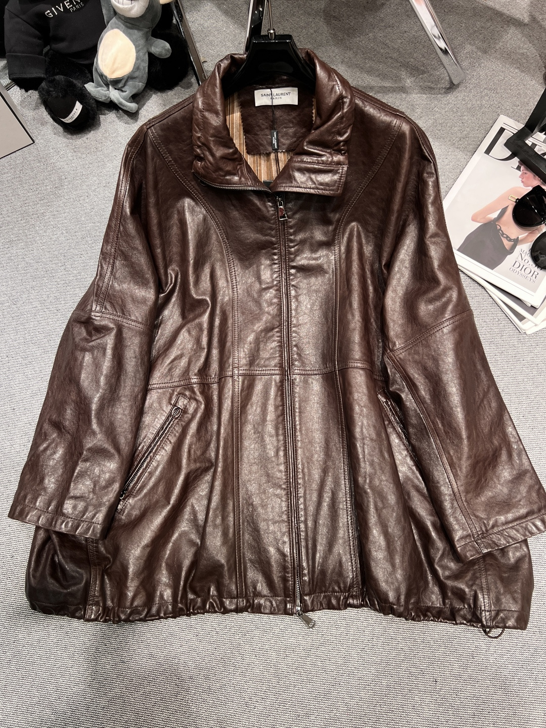 NO:464805,With dust bag - YSL - 2025 early autumn new oil wax leather jacket, using top lambskin, soft and strong luster, loose style, strong inclusiveness, handsome and lazy upper body, saint laurent, jackets & coats, leather jacket, sheepskin, alexander wang19860909配防尘袋——YSL——2025早秋新款油蜡皮衣外套,采用顶级小羊皮,手感柔软光泽感强,版型宽松,包容性贼强,上身帅气慵懒SMLXL,,saint laurent,jackets & coats,leather jacket,sheepskin,alexander wang,Women's clothing