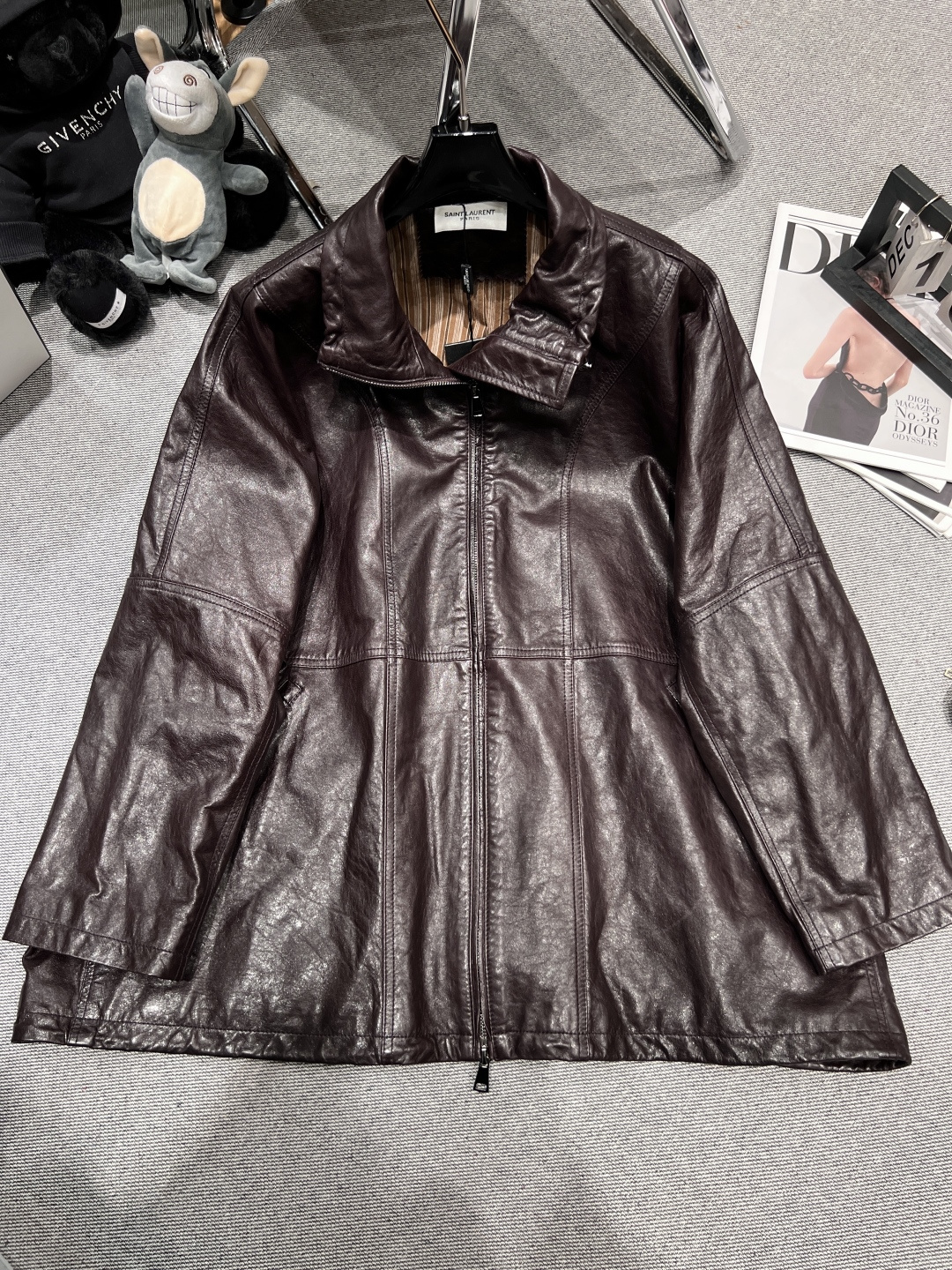 NO:464813,With dust bag - YSL - 2025 early autumn new oil wax leather jacket, using top lambskin, soft and strong luster, loose style, strong inclusiveness, handsome and lazy upper body SMLXl, saint laurent, jackets & coats, leather jacket, sheepskin, alexander wang19860909配防尘袋——YSL——2025早秋新款油蜡皮衣外套,采用顶级小羊皮,手感柔软光泽感强,版型宽松,包容性贼强,上身帅气慵懒SMLXl,,saint laurent,jackets & coats,leather jacket,sheepskin,alexander wang,Women's clothing