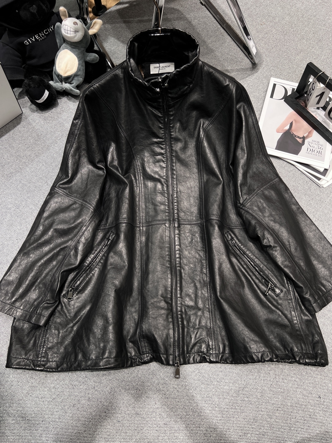NO:464820,With dust bag - YSL - 2025 early autumn new oil wax leather jacket, using top lambskin, soft and strong luster, loose style, strong inclusiveness, handsome and lazy upper body, saint laurent, jackets & coats, leather jacket, sheepskin, alexander wang19860909配防尘袋——YSL——2025早秋新款油蜡皮衣外套,采用顶级小羊皮,手感柔软光泽感强,版型宽松,包容性贼强,上身帅气慵懒SMLXL,,saint laurent,jackets & coats,leather jacket,sheepskin,alexander wang,Women's clothing