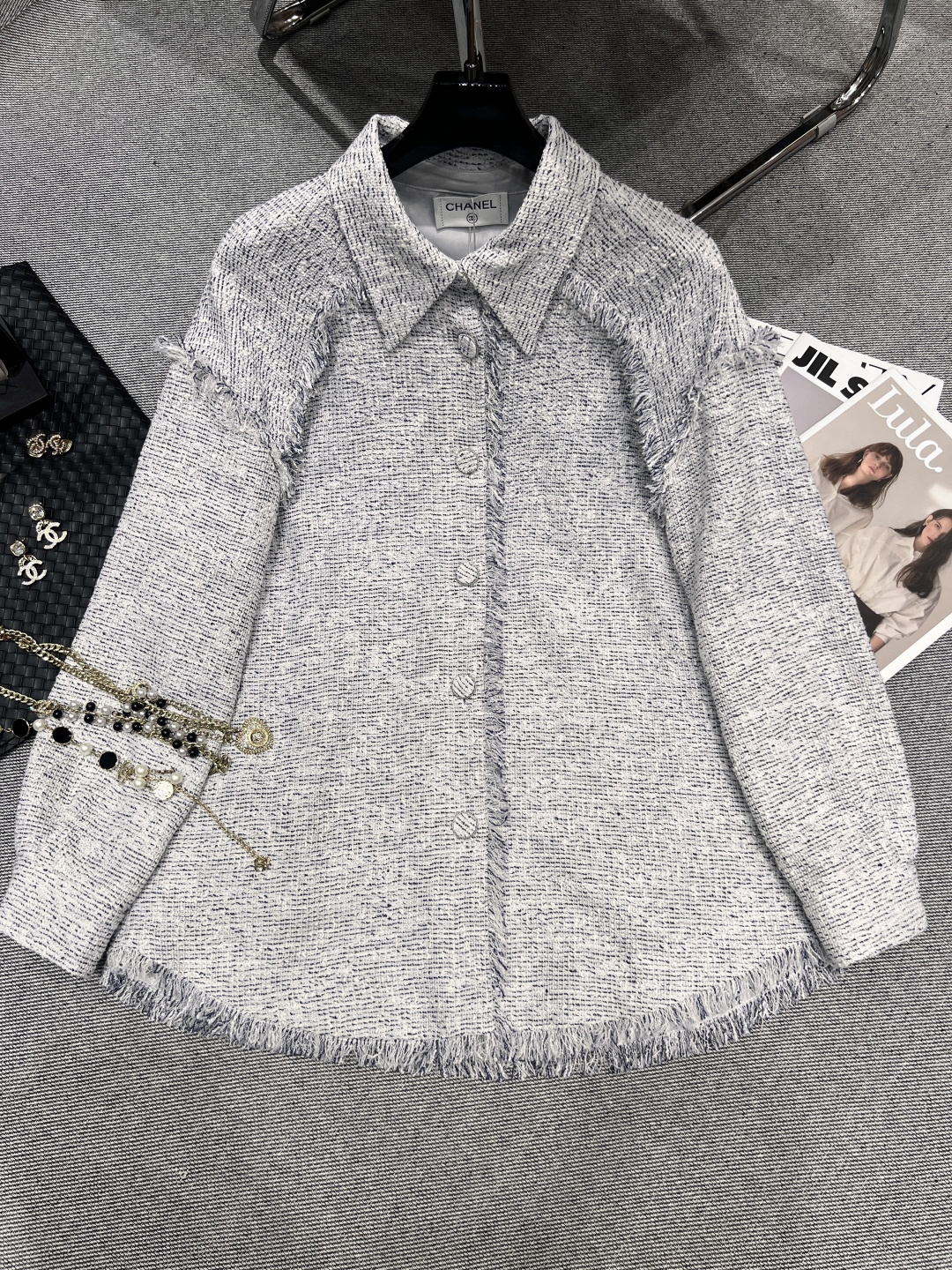 NO:464827,——Chane*——2025 early autumn new coarse-spoken shirt, exclusive customization, hand-pulled hair, loose style, strong inclusiveness, very good upper body effect SML, chanel, alexander wang19860909——Chane*——2025早秋新款粗纺衬衣,独家定制,手工拔毛,版型宽松,包容性强,上身效果非常好SML,,chanel,alexander wang,Women's clothing