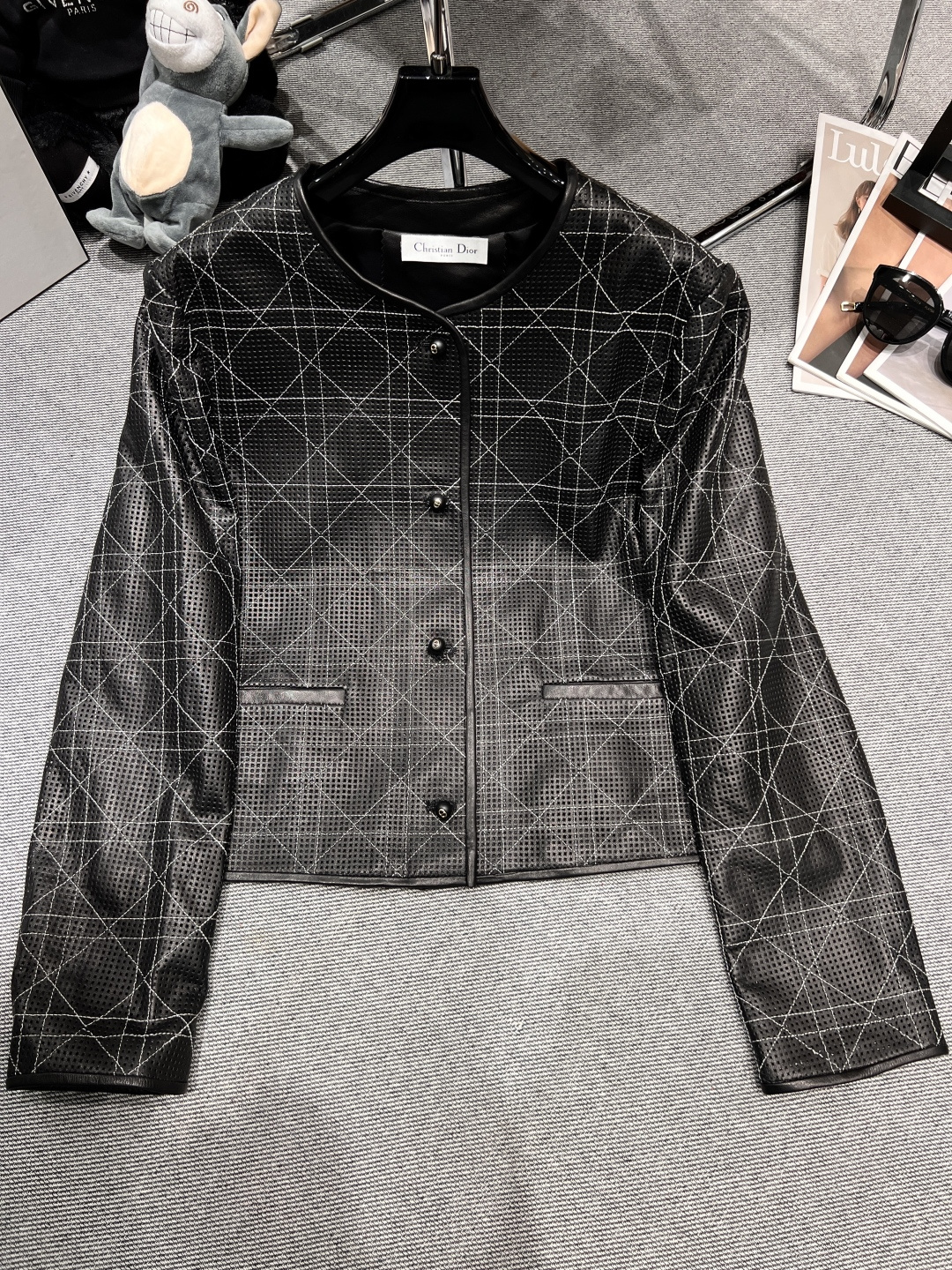 NO:472218,With dust bag - Dio* - 2025 requires a new leather jacket, which uses high-quality imported sheepskin, smooth style, beautiful and cool upper body, SMLXL,,dior, jackets & coats, sheepskin, alexander wang19860909配防尘袋——Dio*——2025要求新款皮外套,采用优质进口绵羊皮,版型流畅,上身又美又飒,SMLXL,,dior,jackets & coats,sheepskin,alexander wang,Women's clothing