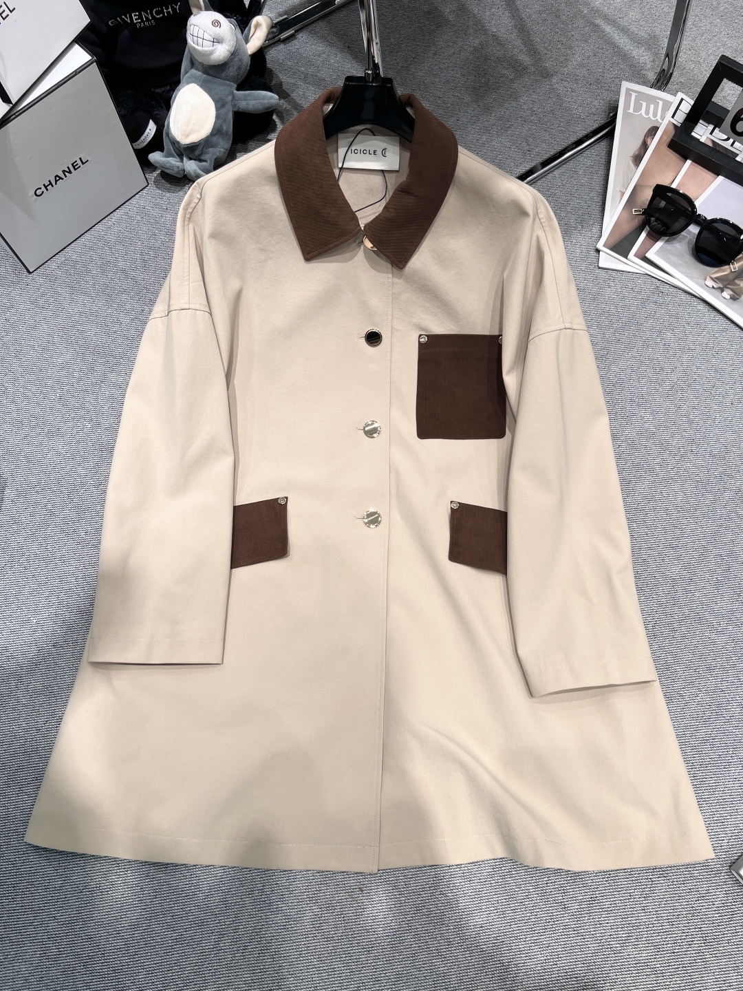 NO:472228,——ICICL*——2025 early autumn new acetate windbreaker, medium-length style, using contrasting color spliced ​​leather elements, the texture is directly full, the style is highly inclusive SMl,,alexander wang19860909——ICICL*——2025早秋新款醋酸风衣,中长款,采用撞色拼接皮革元素,质感直接拉满,版型包容性强SMl,,alexander wang,Women's clothing