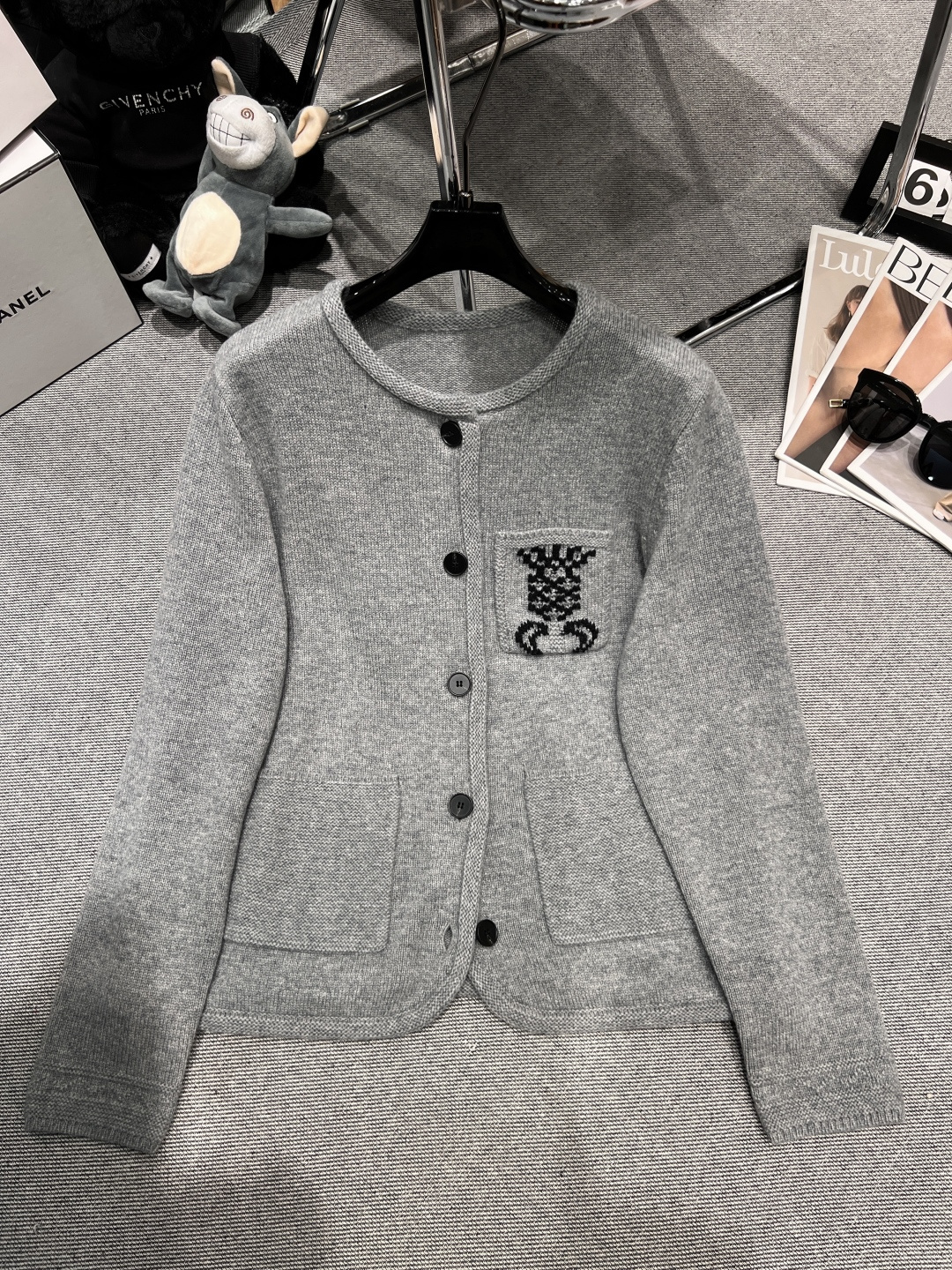 NO:472238,——Lp—2025 early autumn new wool cardigan, on sale on the official website, using 80 wool 20 cashmere, super soft and glutinous, skin-friendly and breathable SML, loro piano, alexander wang19860909——Lp——2025早秋新款羊毛开衫,官网在售,采用80羊毛20羊绒,手感超级软糯,亲肤透气SML,,loro piana,alexander wang,Women's clothing