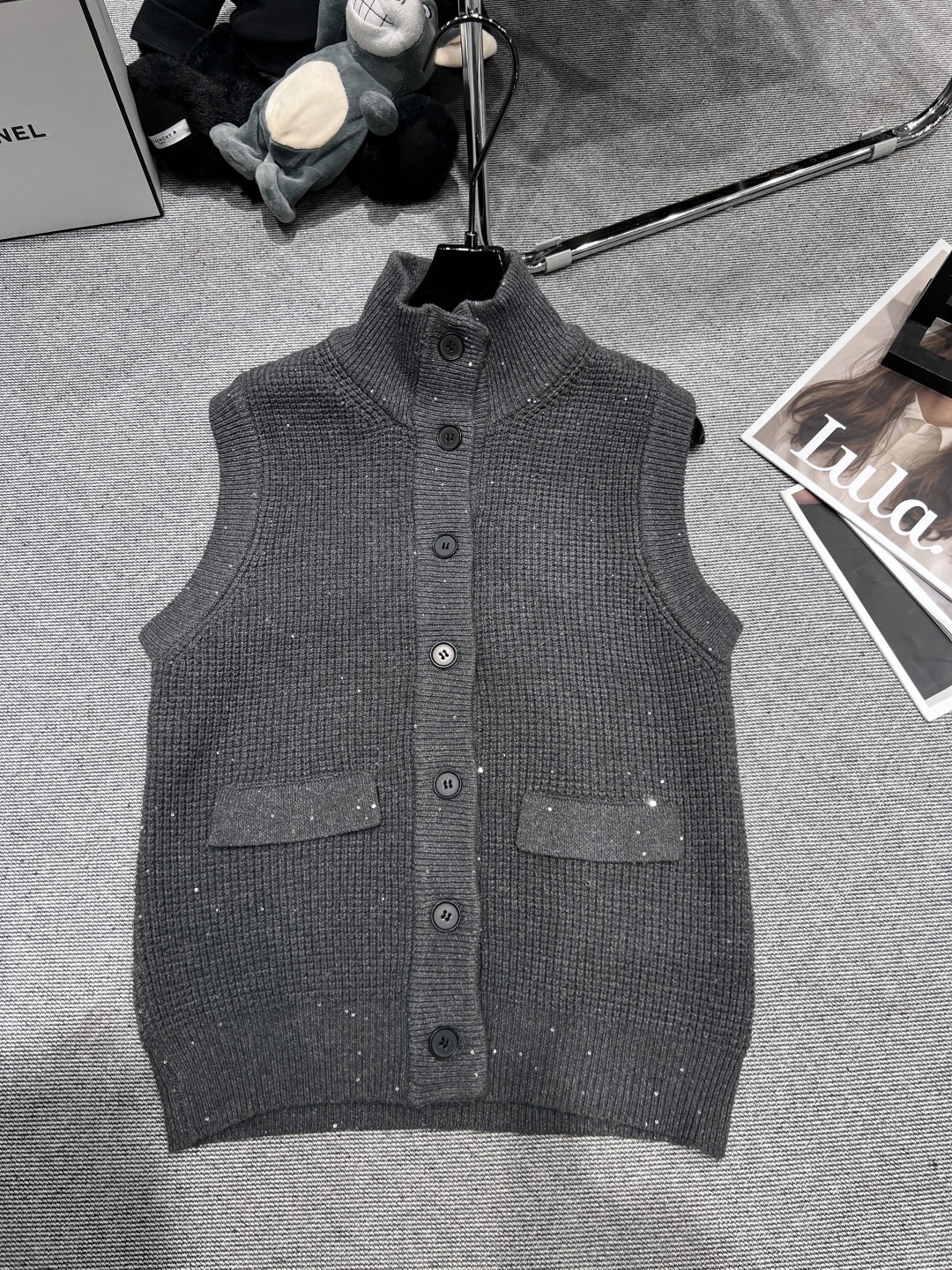 NO:474309,——LP—2025 early autumn new knitted vest vest, a small knitted piece that looks super good in single-layered wear, a private style, really fashionable SML, loro piano, alexander wang19860909——LP——2025早秋新款针织背心马甲,单穿叠穿都超级好看的一件小针织,自留款,真的好洋气SML,,loro piana,alexander wang,Women's clothing