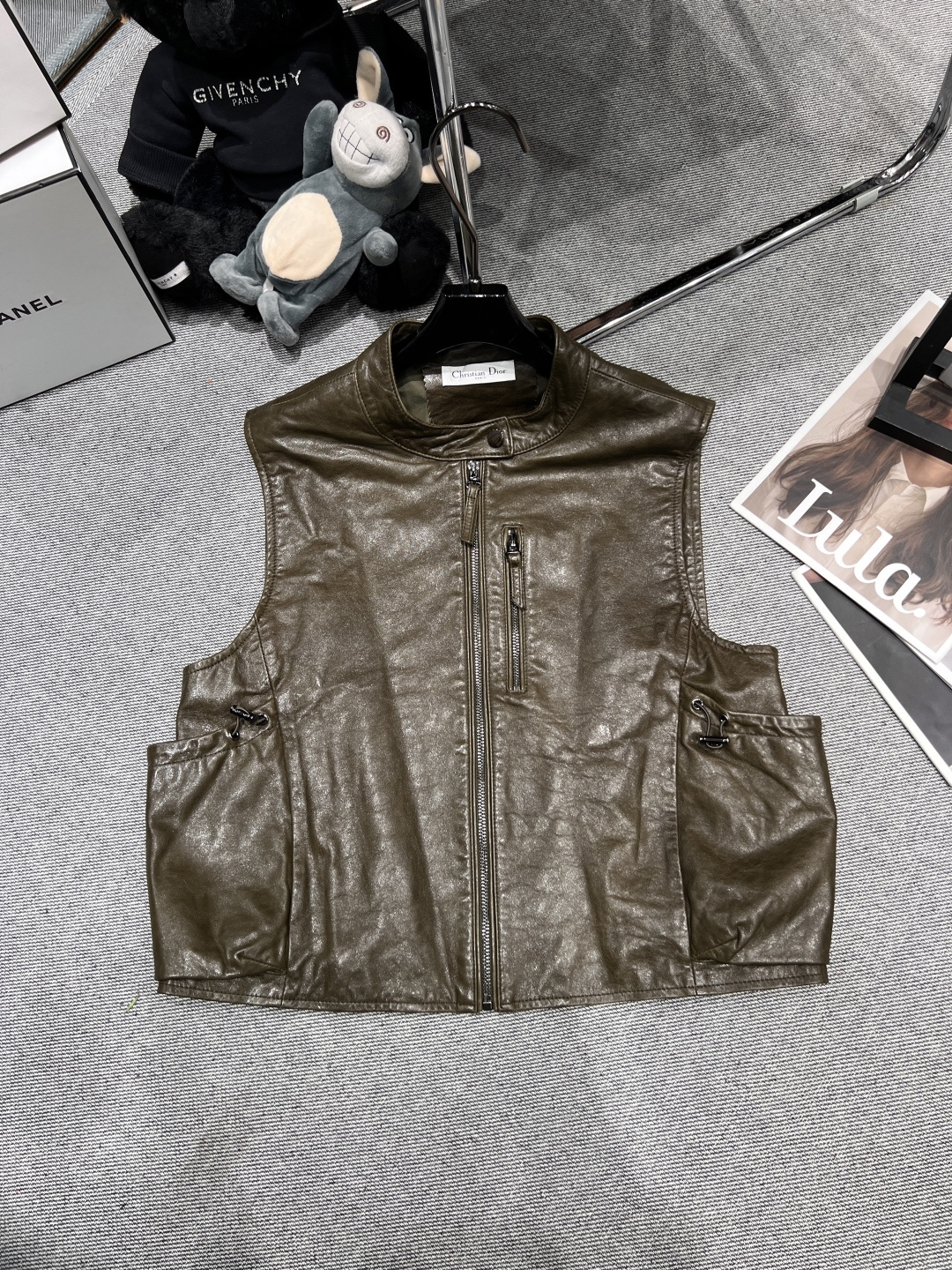 NO:474314,With dust bag - Dio* - 2025 early autumn new leather vest, using high-quality imported sheepskin material, pocket drawstring design, fashionable and full leather, delicate, soft and strong gloss SMLXL, dior, sheepskin, alexander wang19860909配防尘袋——Dio*——2025早秋新款皮马甲,采用优质进口绵羊皮材质,兜口袋抽绳设计,时尚感拉满,皮质细腻柔软光泽度强SMLXL,,dior,sheepskin,alexander wang,Women's clothing