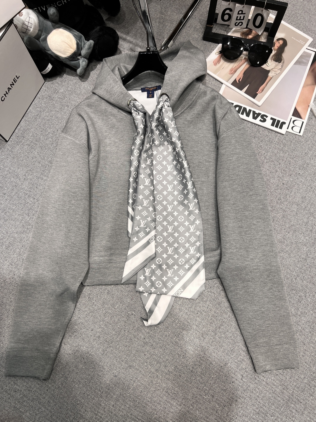 NO:482705,——LV—New autumn and winter hooded scarf sweatshirts, on sale on the official website, super skin-friendly fabrics, soft, many bloggers same SML, louis vuitton, hoodie, sweatshirts, hats, alexander wang19860909——LV——秋冬新款连帽丝巾卫衣,官网在售,超级亲肤的面料,软乎乎的,超多博主同款SML,,louis vuitton,hoodie,sweatshirts,hats,alexander wang,Women's clothing