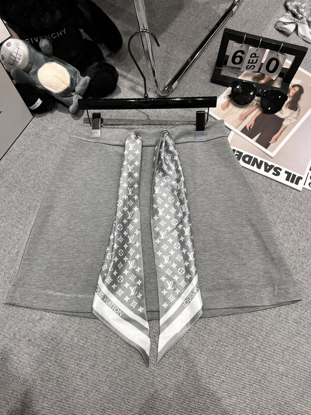 NO:482664,——LV—New autumn and winter hooded scarf skirt, on sale on the official website, super skin-friendly fabric, soft, many bloggers same SML, louis vuitton, skirts, hats, alexander wang19860909——LV——秋冬新款连帽丝巾半身裙,官网在售,超级亲肤的面料,软乎乎的,超多博主同款SML,,louis vuitton,skirts,hats,alexander wang,Women's clothing