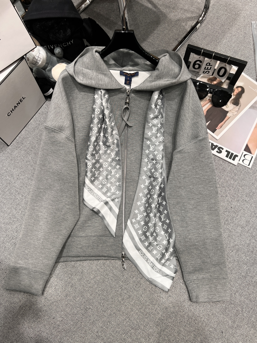 NO:482669,——LV—New autumn and winter hooded scarf sweatshirts, on sale on the official website, super skin-friendly fabrics, soft, many bloggers same SML, louis vuitton, hoodie, sweatshirts, hats, alexander wang19860909——LV——秋冬新款连帽丝巾卫衣,官网在售,超级亲肤的面料,软乎乎的,超多博主同款SML,,louis vuitton,hoodie,sweatshirts,hats,alexander wang,Women's clothing