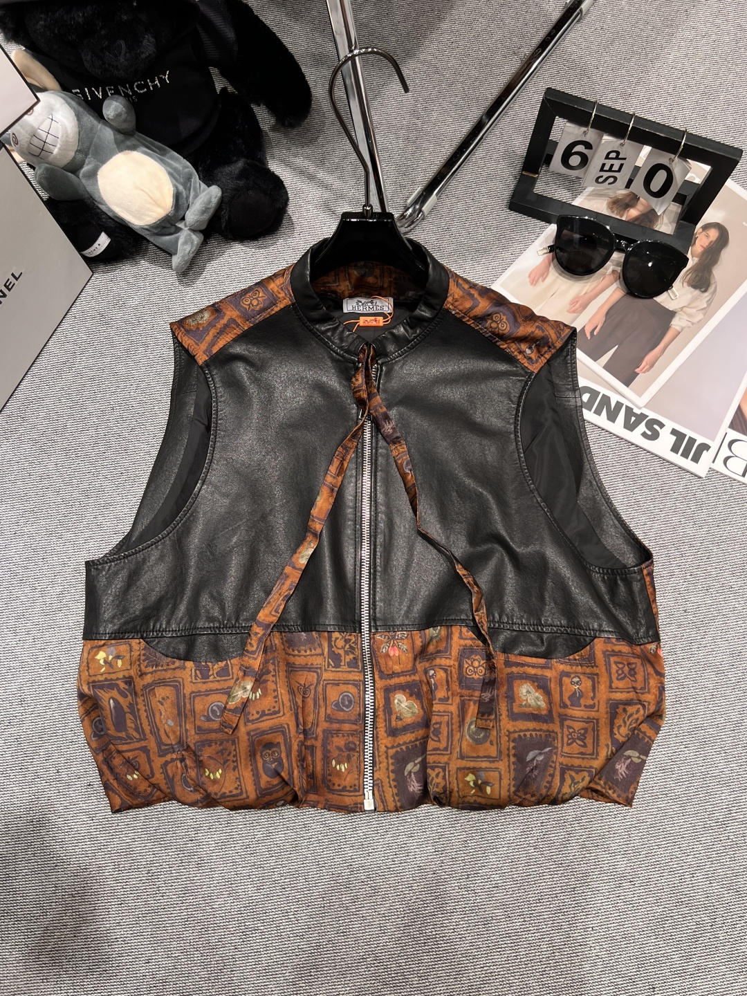 NO:482692,With dust bag - HERME* - requires a new style of Xiangyunsha leather vest, using imported high-quality sheepskin splicing Xiangyunsha, which collided with the national style to create a different visual experience SMLXL, hermes, sheepskin, alexander wang19860909配防尘袋——HERME*——要求新款香云纱皮马甲,采用进口优质绵羊皮拼接香云纱,与国风的碰撞,打造出不一样的视觉体验SMLXL,,hermes,sheepskin,alexander wang,Women's clothing