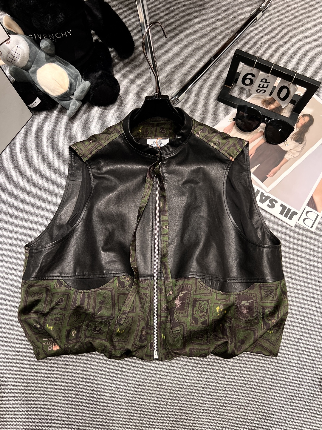 NO:482704,With dust bag - HERME* - requires a new style of Xiangyunsha leather vest, using imported high-quality sheepskin splicing Xiangyunsha, which collided with the national style to create a different visual experience SMLXL, hermes, sheepskin, alexander wang19860909配防尘袋——HERME*——要求新款香云纱皮马甲,采用进口优质绵羊皮拼接香云纱,与国风的碰撞,打造出不一样的视觉体验SMLXL,,hermes,sheepskin,alexander wang,Women's clothing