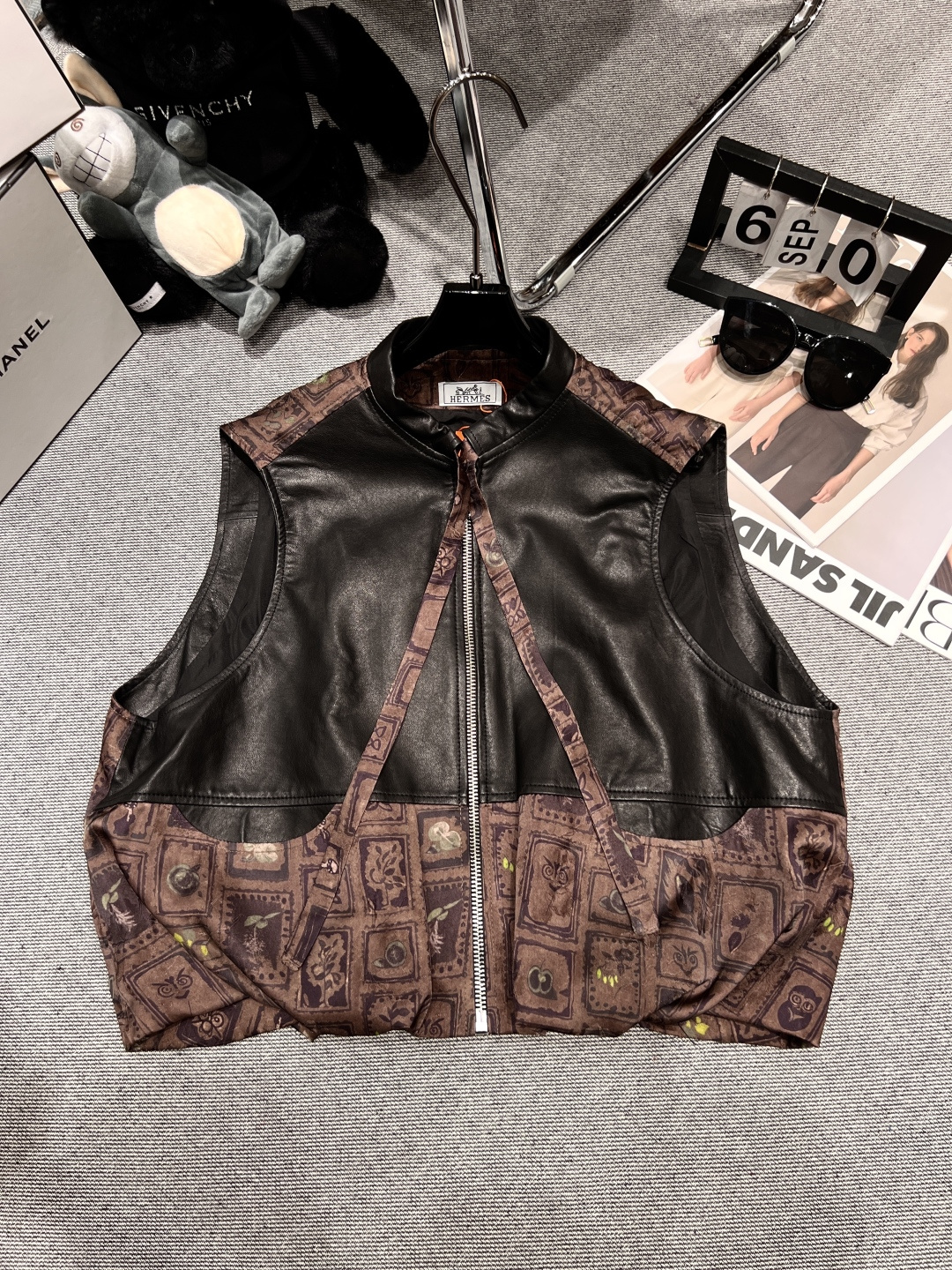 NO:482713,With dust bag - HERME* - requires a new style of Xiangyunsha leather vest, using imported high-quality sheepskin splicing Xiangyunsha, which collided with the national style to create a different visual experience SMLXL, hermes, sheepskin, alexander wang19860909配防尘袋——HERME*——要求新款香云纱皮马甲,采用进口优质绵羊皮拼接香云纱,与国风的碰撞,打造出不一样的视觉体验SMLXL,,hermes,sheepskin,alexander wang,Women's clothing