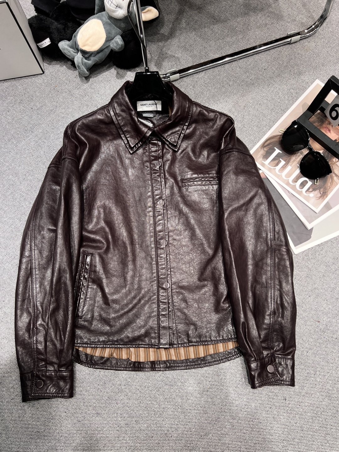 NO:483836,P' with dust bag - YSL - a new leather jacket in early autumn, made of high-quality imported sheepskin material, lining linen feel, super texture, shirt style double neckline, full design sense SMLXL, saint laurent, jackets & coats, sheepskin, alexander wang19860909P'配防尘袋——YSL——早秋新款皮外套,采用优质进口绵羊皮材质,里布麻质手感,超级有质感,衬衣版型双重领口,设计感十足SMLXL,,saint laurent,jackets & coats,sheepskin,alexander wang,Women's clothing