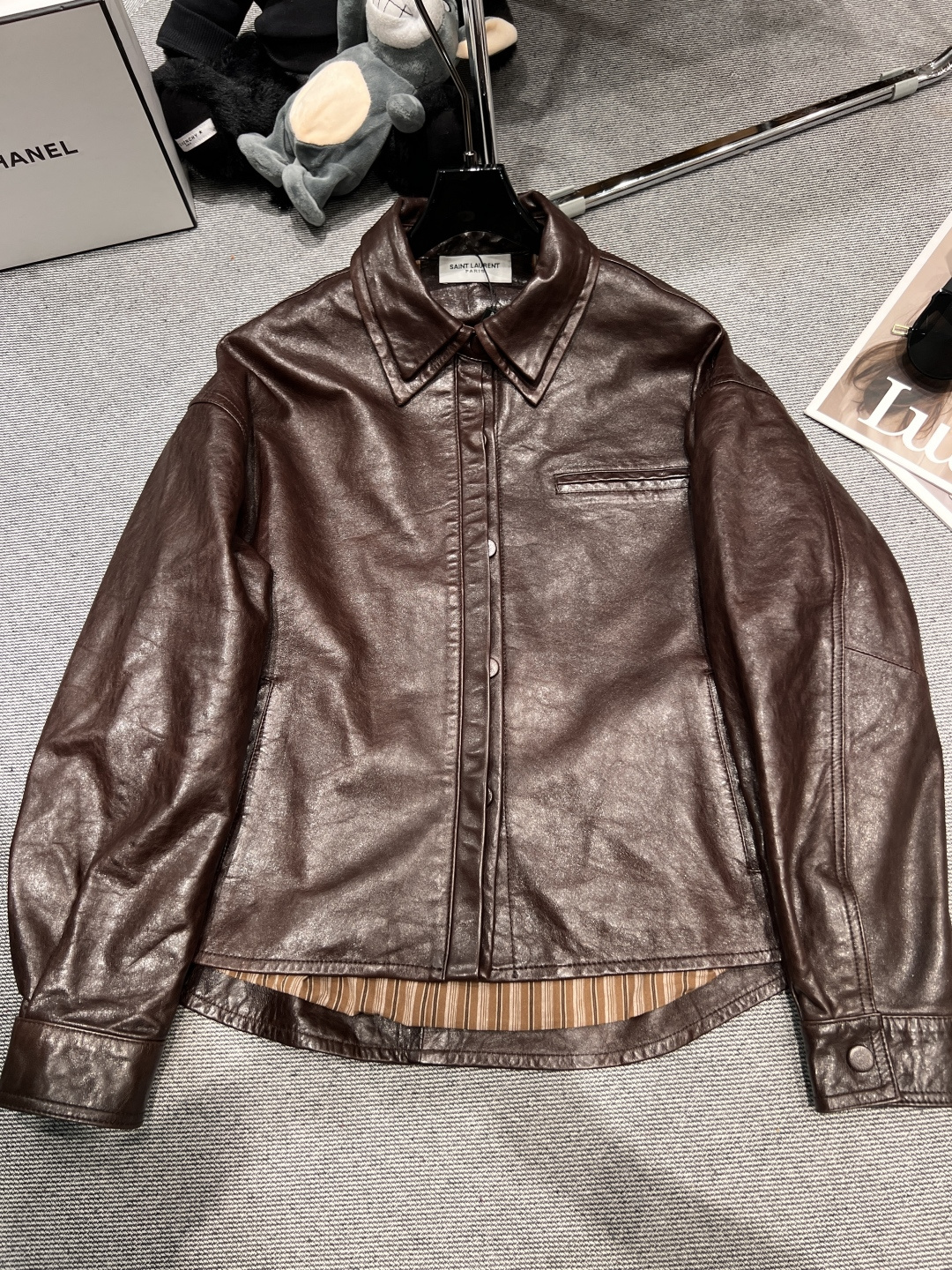 NO:483843,With dust bag - YSL - 2025 early autumn new leather jacket, made of high-quality imported sheepskin material, lining linen feel, super texture, shirt style double neckline, full design sense SMLXL, saint laurent, jackets & coats, sheepskin, alexander wang19860909配防尘袋——YSL——2025早秋新款皮外套,采用优质进口绵羊皮材质,里布麻质手感,超级有质感,衬衣版型双重领口,设计感十足SMLXL,,saint laurent,jackets & coats,sheepskin,alexander wang,Women's clothing