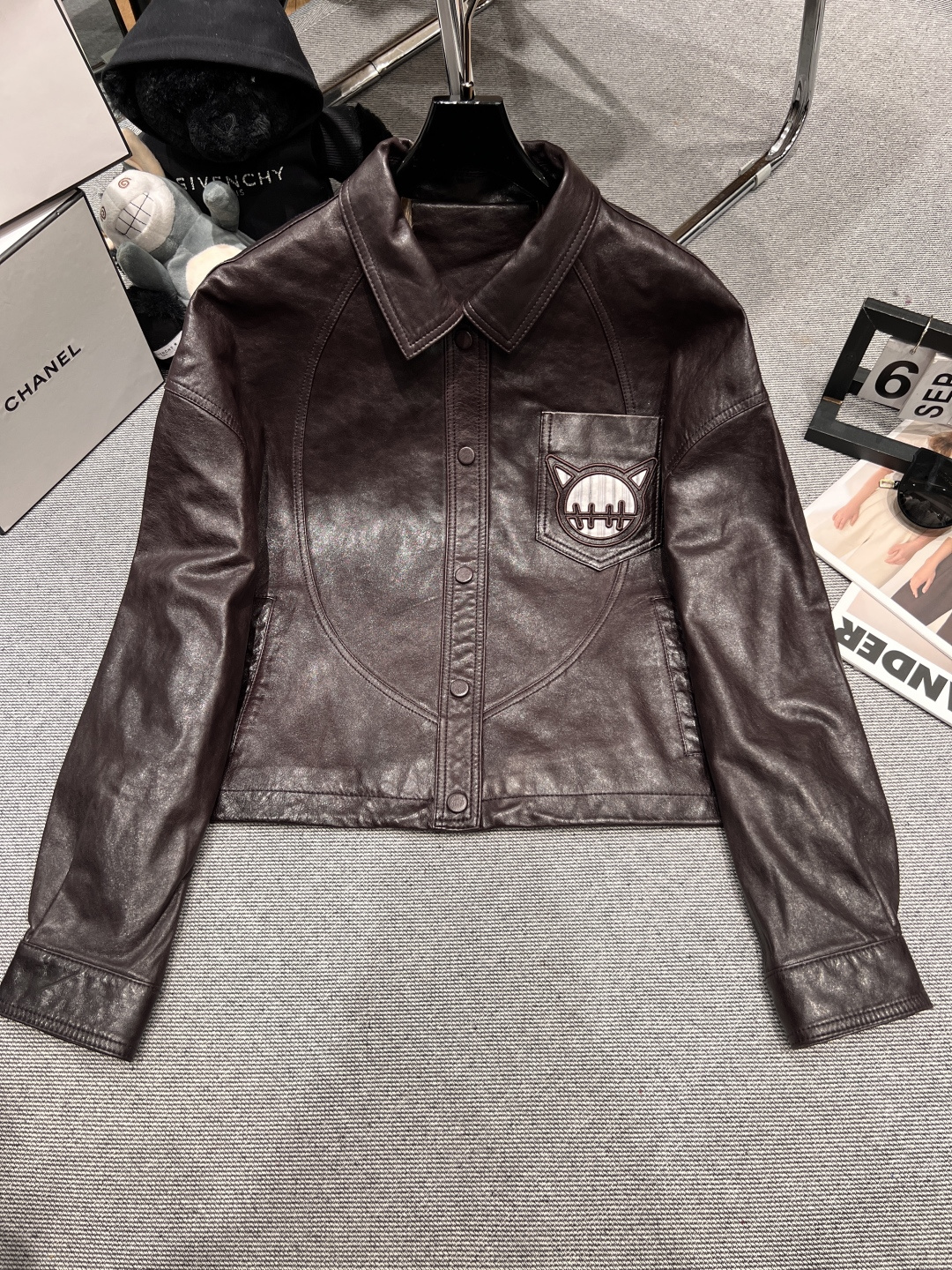 NO:483849,With dust bag - EASTMA* - 2025 early autumn new monster leather jacket, made of high-quality imported sheepskin material, a fun item, classic monster labeling, hem pumping, mediation SMLXL,, jackets & coats, sheepskin, alexander wang19860909配防尘袋——EASTMA*——2025早秋新款小怪兽皮外套,采用优质进口绵羊皮材质,充满趣味的一件单品,经典小怪兽贴标,下摆抽,调解SMLXL,,jackets & coats,sheepskin,alexander wang,Women's clothing