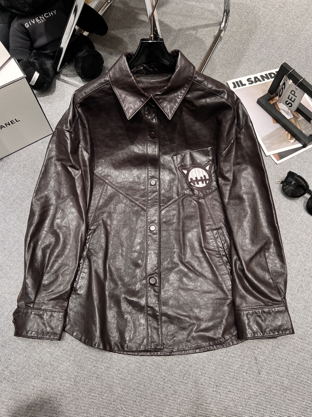 NO:483855,With dust bag - EASTMA* - 2025 early autumn new monster leather jacket, shirt style, high-quality imported sheepskin material, a fun item, classic monster labeling, SMLXL, jackets & coats, sheepskin, alexander wang19860909配防尘袋——EASTMA*——2025早秋新款小怪兽皮外套,衬衣版型,采用优质进口绵羊皮材质,充满趣味的一件单品,经典小怪兽贴标,SMLXL,,jackets & coats,sheepskin,alexander wang,Women's clothing