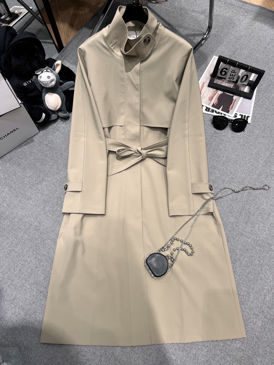 NO:485582,——ICICL*——2025 early autumn new windbreaker, on sale on the official website, using imported fabric, containing 50 wool, the fabric is super comfortable and full of texture SML, alexander wang19860909——ICICL*——2025早秋新款风衣,官网在售,采用进口面料,内含50羊毛,面料超级舒服,质感十足SML,,alexander wang,Women's clothing