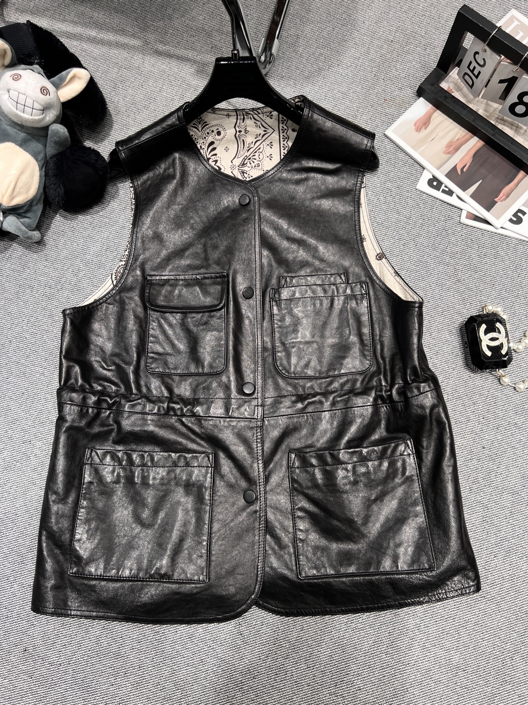 NO:488267,With dust bag - Dio* - a new two-wear leather vest in autumn and winter, using high-quality imported sheepskin, both sides can be worn on both sides, drawstring design, and a super good waistline SMLXL, dior, sheepskin, alexander wang19860909配防尘袋——Dio*——秋冬新款两穿皮马甲,采用优质进口绵羊皮,正反两面可穿,抽绳设计,腰线感超级好SMLXL,,dior,sheepskin,alexander wang,Women's clothing