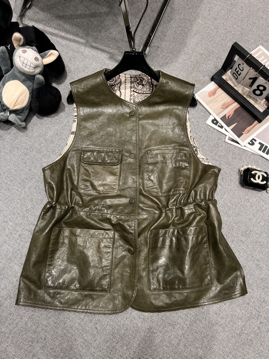 NO:488281,With dust bag - Dio* - a new two-wear leather vest in autumn and winter, using high-quality imported sheepskin, both sides can be worn on both sides, drawstring design, and a super good waistline SMLXL, dior, sheepskin, alexander wang19860909配防尘袋——Dio*——秋冬新款两穿皮马甲,采用优质进口绵羊皮,正反两面可穿,抽绳设计,腰线感超级好SMLXL,,dior,sheepskin,alexander wang,Women's clothing