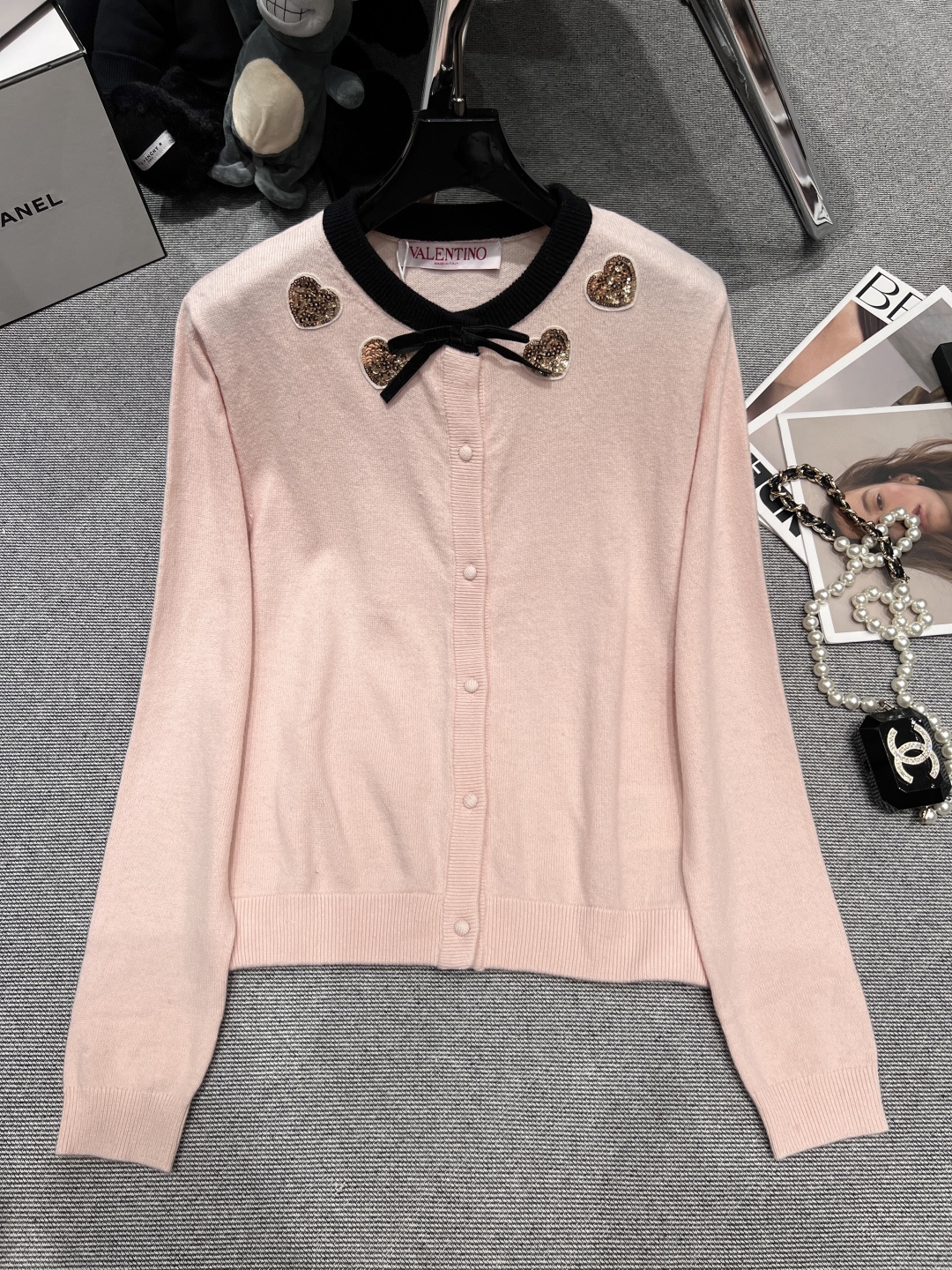 NO:493342,——VALENTIO*——2025 early autumn new wool cardigan, three-dimensional embroidered beads and love patch, neckline paired with small bow, full of celebrity feel, super white cherry powder SML, valentino, alexander wang19860909——VALENTIO*——2025早秋新款羊毛开衫,立体绣珠爱心贴布,领口搭配小巧蝴蝶结,名媛感十足,超级显白的樱桃粉SML,,valentino,alexander wang,Women's clothing