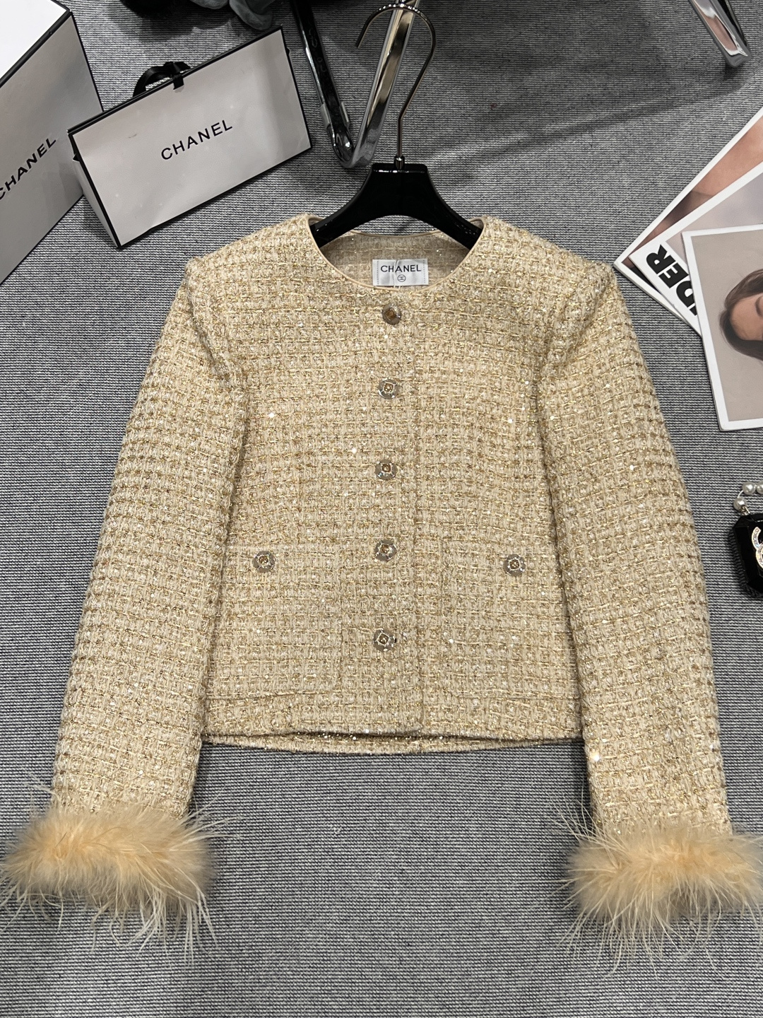 NO:493378,——Chane*——2025 early autumn new ostrich feather jacket, exclusive custom edition, customized fabric with ostrich feather, full texture, crisp and stylish SML, chanel, jackets & coats, alexander wang19860909——Chane*——2025早秋新款鸵鸟毛外套,独家定制开版,定制面料搭配鸵鸟毛,质感拉满,版型挺括有型SML,,chanel,jackets & coats,alexander wang,Women's clothing