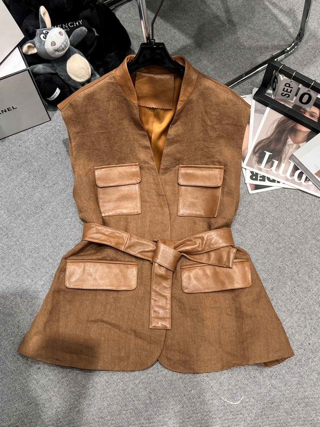 NO:496543,With dust bag 2025 early autumn new linen vest, a super popular style, linen fabric spliced ​​sheepskin material, collision creates a different feeling SMLXL, sheepskin, alexander wang19860909配防尘袋2025早秋新款亚麻皮马甲,超级大爆款,采用亚麻面料拼接绵羊皮材质,碰撞出不一样的感觉SMLXL,,sheepskin,alexander wang,Women's clothing