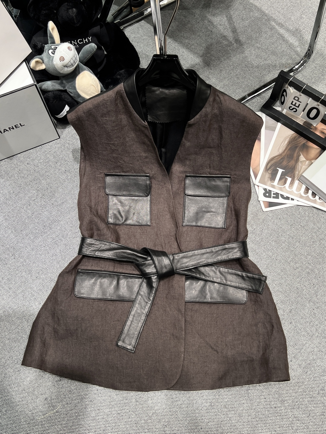 NO:496555,With dust bag 2025 early autumn new linen vest, a super popular style, linen fabric spliced ​​sheepskin material, collision creates a different feeling SMLXL, sheepskin, alexander wang19860909配防尘袋2025早秋新款亚麻皮马甲,超级大爆款,采用亚麻面料拼接绵羊皮材质,碰撞出不一样的感觉SMLXL,,sheepskin,alexander wang,Women's clothing