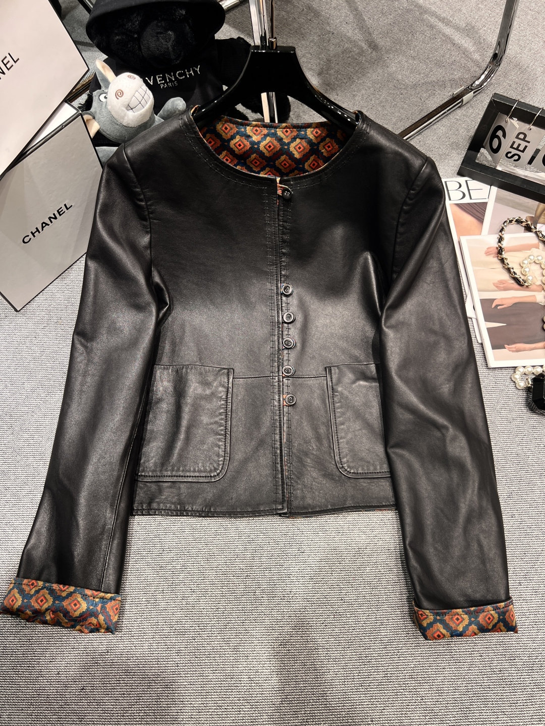 NO:496568,With dust bag - HERME* - 2025 early autumn new sheepskin leather jacket, worn on both sides, high-quality imported sheepskin on the outside, and the other side is three-dimensional jacquard silk fabric, full of Chinese style SMLXL, hermes, jackets & coats, sheepskin, alexander wang19860909配防尘袋——HERME*——2025早秋新款绵羊皮皮外套,两面穿,外面采用优质进口绵羊皮,另外一面是立体提花人丝面料,国风感十足SMLXL,,hermes,jackets & coats,sheepskin,alexander wang,Women's clothing