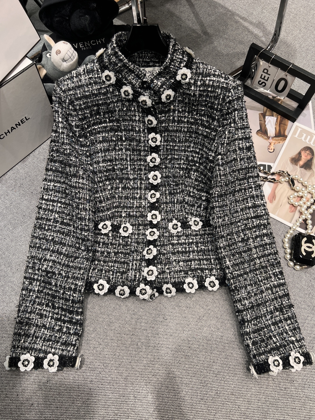 NO:496518,——Chane*—2025 early autumn new small fragrance jacket, show series, heavy industry three-dimensional beads, small stand collar design, super elegant and stylish SML, chanel, jackets & coats, alexander wang19860909——Chane*——2025早秋新款小香风外套,秀场系列,重工立体珠片花朵,小立领设计,超级显气质版型挺阔有型SML,,chanel,jackets & coats,alexander wang,Women's clothing