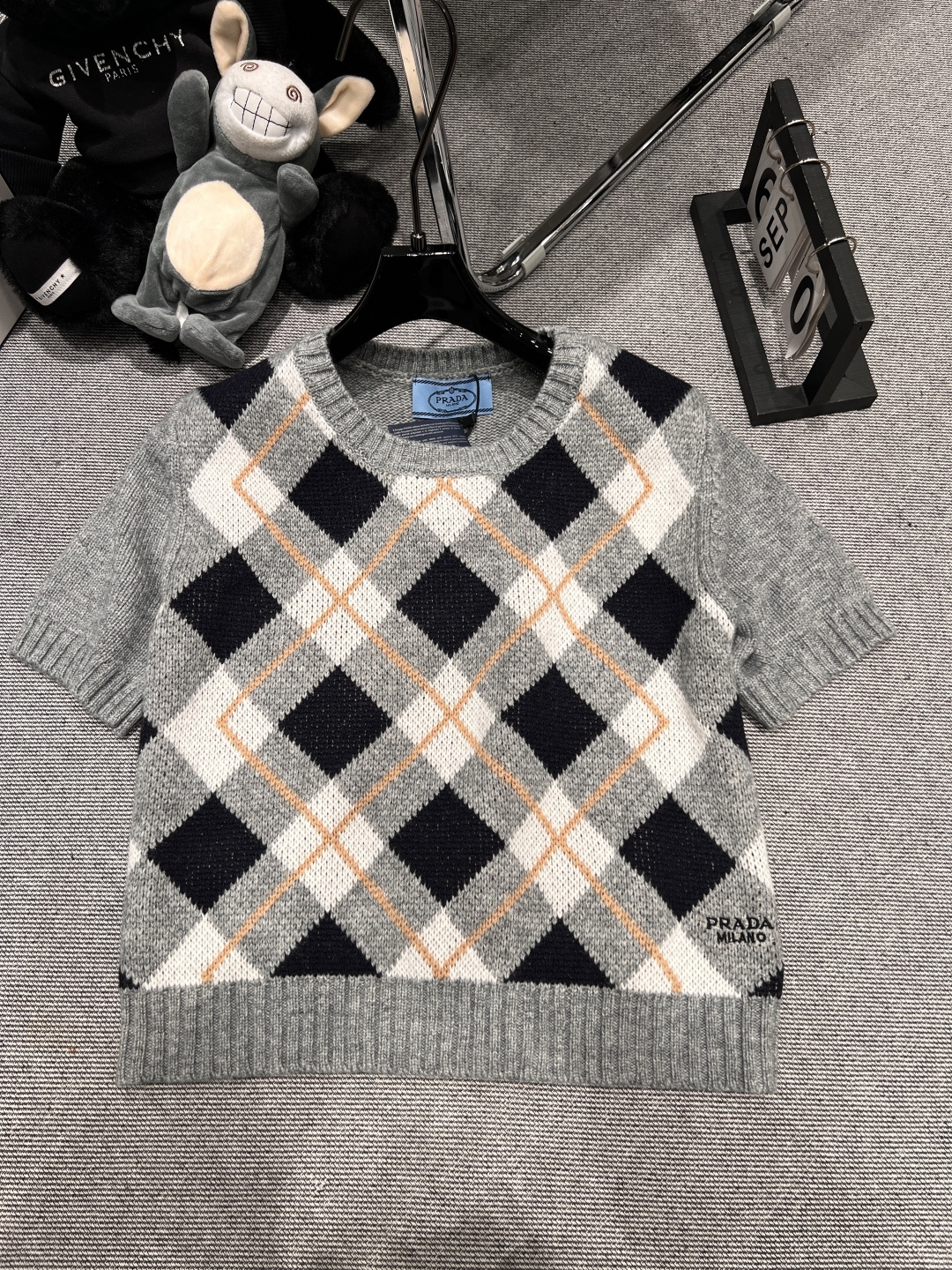 NO:499352,——Prad*——2025 early autumn new knitted short sleeves, classic lattice elements paired with three-dimensional embroidery brand logo, fashionable and fashionable, versatile SML, prada, T-shirt, alexander wang19860909——Prad*——2025早秋新款针织短袖,经典棱格元素搭配立体刺绣品牌logo,时髦洋气,百搭款SML,,prada,T-shirt,alexander wang,Women's clothing