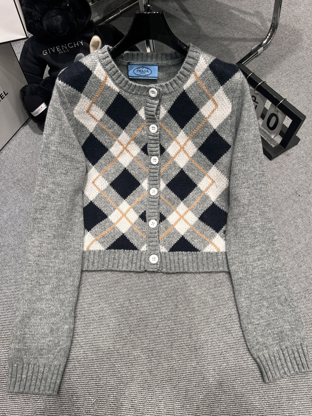NO:499370,——Prad*——2025 early autumn new knitted cardigan, classic plaid elements paired with three-dimensional embroidery brand logo, fashionable and fashionable, versatile SML, prada, alexander wang19860909——Prad*——2025早秋新款针织开衫,经典棱格元素搭配立体刺绣品牌logo,时髦洋气,百搭款SML,,prada,alexander wang,Women's clothing