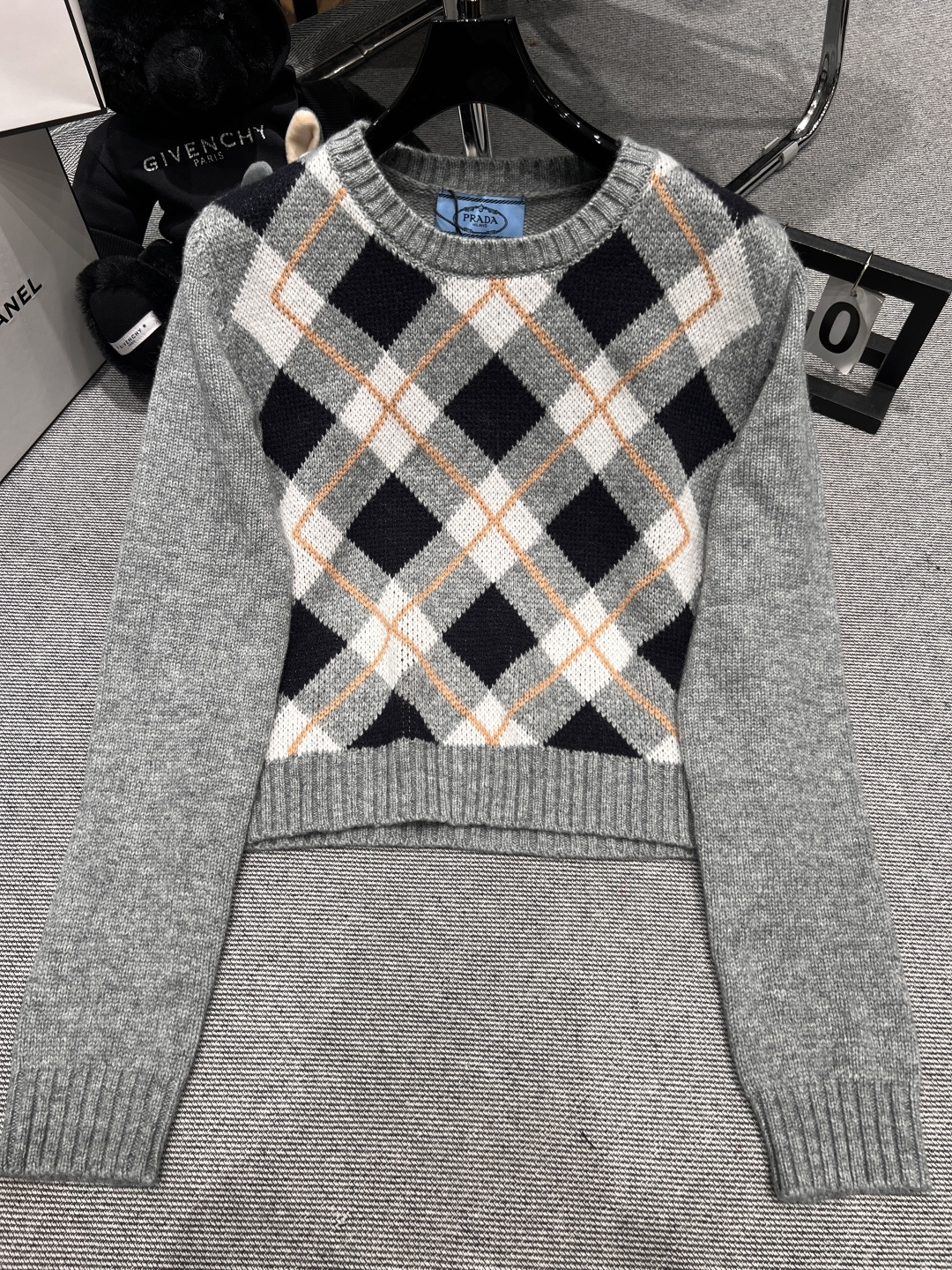 NO:499361,——Prad*——2025 early autumn new knitted top, classic plaid elements paired with three-dimensional embroidery brand logo, fashionable and fashionable, versatile SML, prada, alexander wang19860909——Prad*——2025早秋新款针织上衣,经典棱格元素搭配立体刺绣品牌logo,时髦洋气,百搭款SML,,prada,alexander wang,Women's clothing