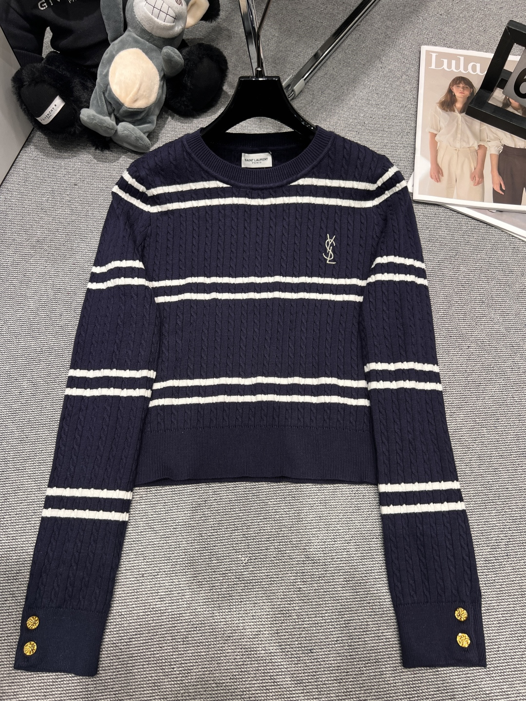 NO:499379,——YSL—2025 early autumn new knitted top, classic small round neck with striped elements, fashionable and fashionable and age-reducing SML, saint laurent, alexander wang19860909——YSL——2025早秋新款针织上衣,经典小圆领搭配条纹元素,时尚洋气又减龄呀SML,,saint laurent,alexander wang,Women's clothing