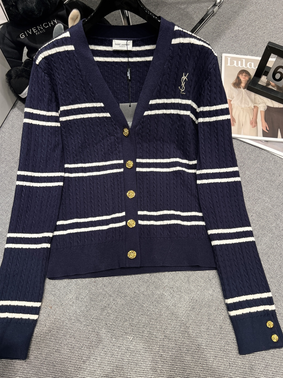 NO:499353,——YSL—2025 early autumn new knitted cardigan, classic small lapel with striped elements, it’s so age-reducing. SML, saint laurent, alexander wang19860909——YSL——2025早秋新款针织开衫,经典小翻领搭配条纹元素,好减龄呀SML,,saint laurent,alexander wang,Women's clothing