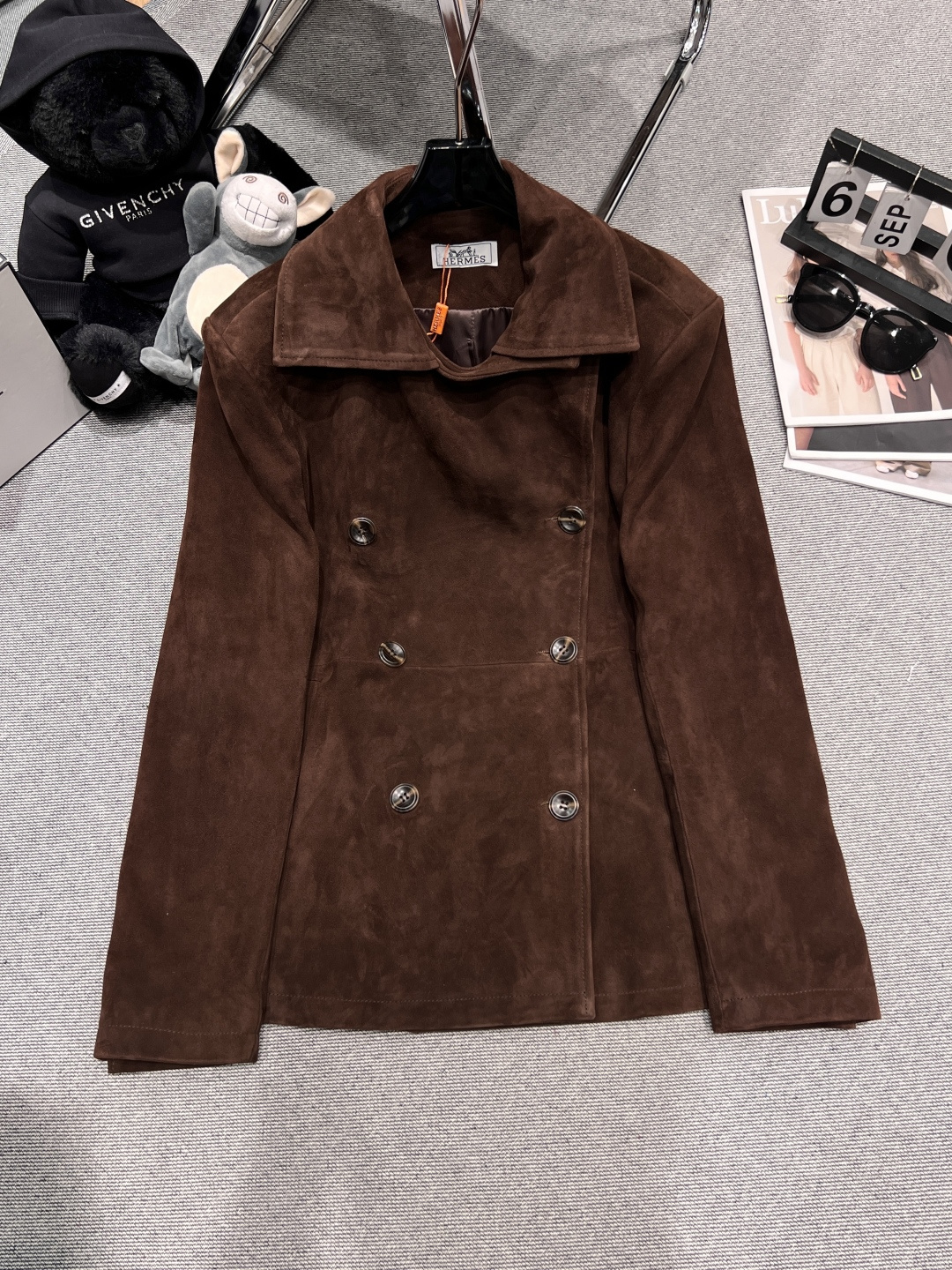 NO:501561,With dust bag - HERME* - 2025 early autumn new leather jacket, made of high-quality imported sheepskin material, the style has a strong sense of line, and the upper body has its own aura SMLXL, hermes, jackets & coats, sheepskin, alexander wang19860909配防尘袋——HERME*——2025早秋新款皮外套,采用优质进口绵羊皮材质,版型线条感超级强,上身自带气场SMLXL,,hermes,jackets & coats,sheepskin,alexander wang,Women's clothing
