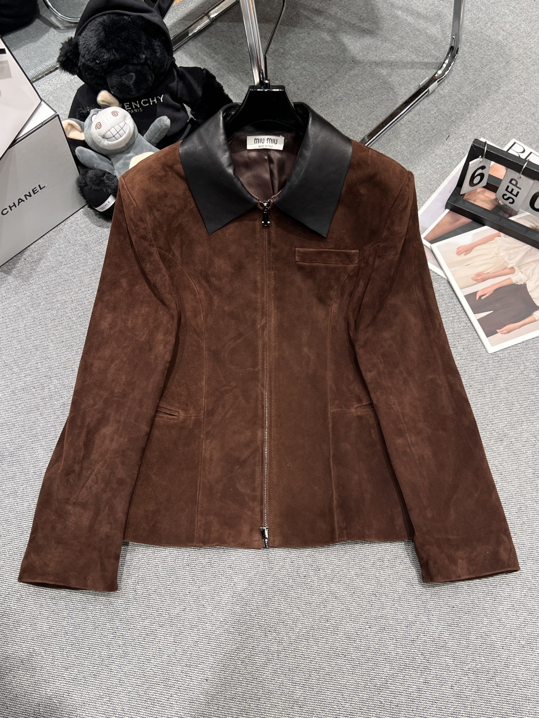 NO:504264,With dust bag - MIUMI* - 2025 early autumn new leather jacket, made of top imported sheepskin material, a leather jacket that can be sweet and salty. Each outfit has a different feeling. The style is crisp and stylish, with a waistline feel. SMLXL, miumiu, jackets & coats, sheepskin, alexander wang19860909配防尘袋——MIUMI*——2025早秋新款皮外套,采用顶级进口绵羊皮材质,可甜可盐的一件皮外套,每种穿搭都有不一样的感觉,版型挺括有型,自带腰线感SMLXL,,miumiu,jackets & coats,sheepskin,alexander wang,Women's clothing