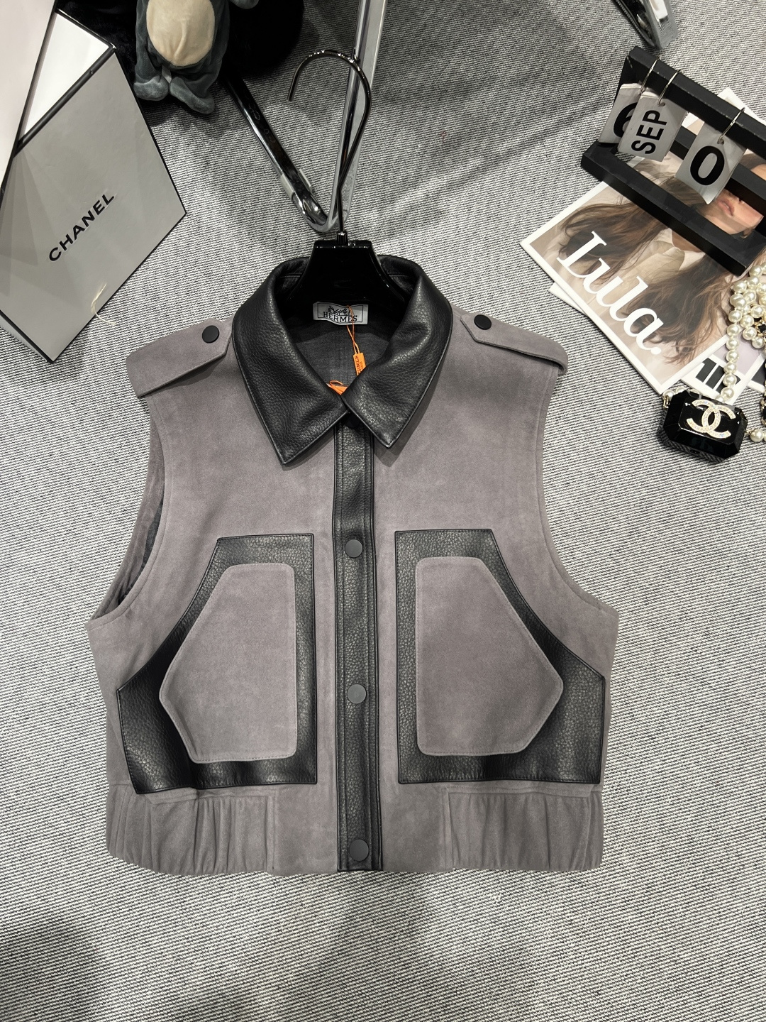 NO:504273,With dust bag - HERME* - 2025 early autumn new leather vest, using high-quality imported sheepskin material, contrasting elements, high-end and fashionable, smooth and crisp style, SMLXL, hermes, sheepskin, alexander wang19860909配防尘袋——HERME*——2025早秋新款皮马甲,采用优质进口绵羊皮材质,撞色元素,高级洋气,版型流畅挺括有型SMLXL,,hermes,sheepskin,alexander wang,Women's clothing