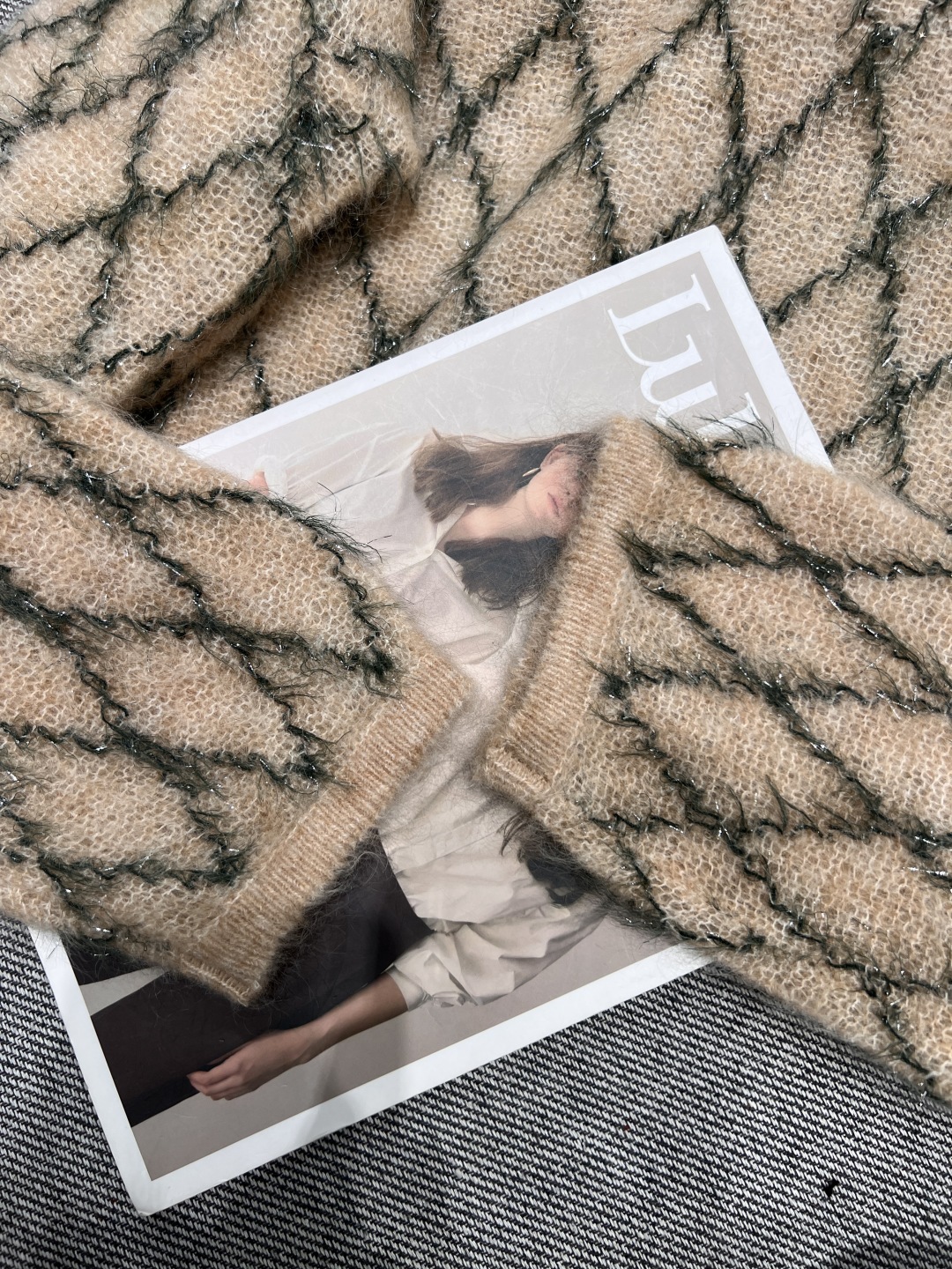 Chanel Cropped Mohair Sweater with Geometric Pattern - Chic and Stylish 4 cmp i1758341584037 3950 0 2