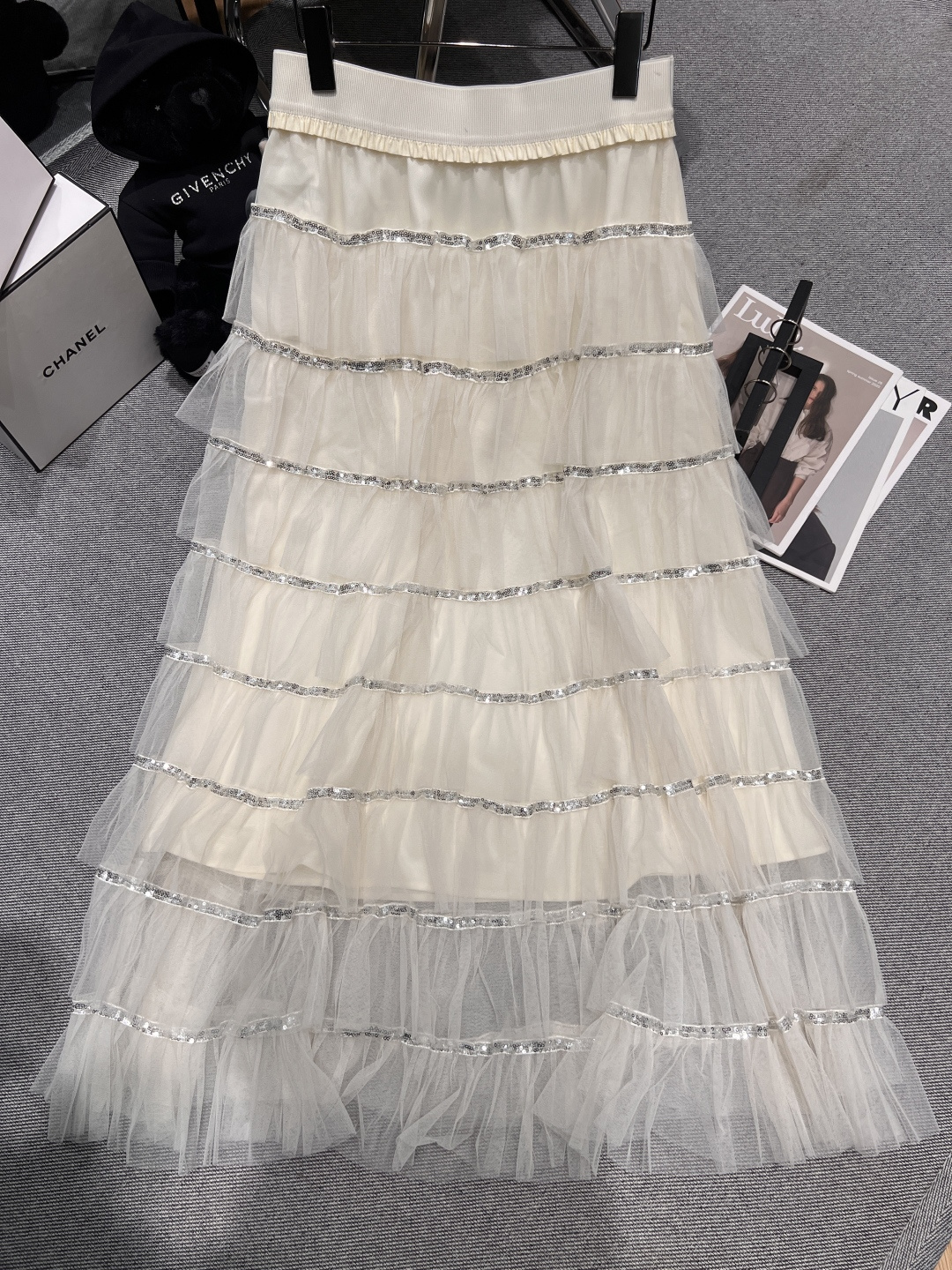 NO:506320,——Chane*——2025 autumn and winter new cake skirt, elastic waist gift, fabric is super textured, full of layering, versatile and fashionable style, elegant upper body temperament SML, chanel, skirts, alexander wang19860909——Chane*——2025秋冬新款蛋糕裙,松紧腰送礼,面料超级有质感,层次感十足,百搭时尚款,上身气质高雅SML,,chanel,skirts,alexander wang,Women's clothing