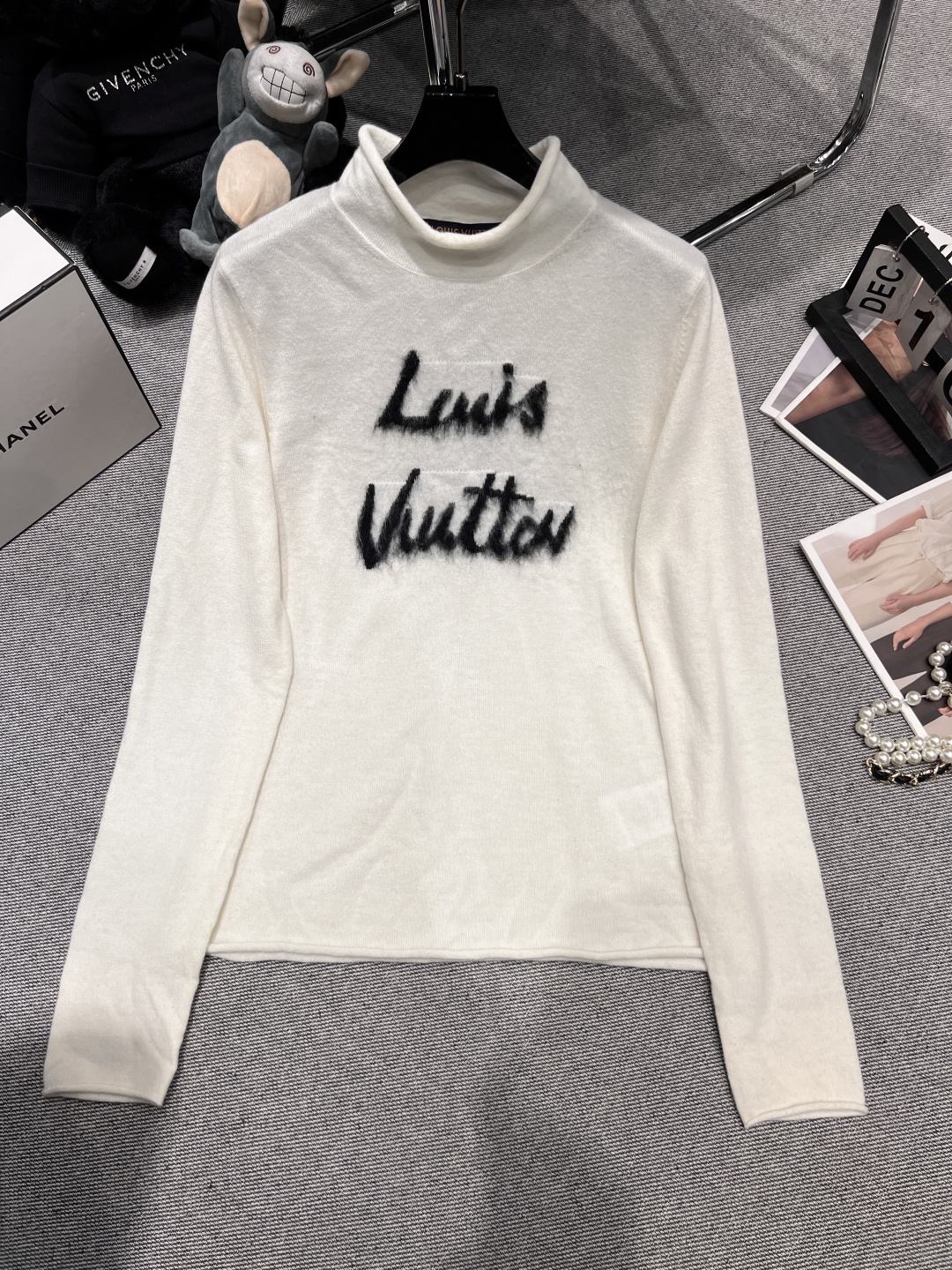NO:508703,——LV——2025 early autumn new wool top, minimalist style, high-end fashion sense, many bloggers are wearing one piece SML,, louis vuitton, alexander wang19860909——LV——2025早秋新款羊毛上衣,极简版型,自带高级时尚感,超多博主都在穿得一个单品SML,,louis vuitton,alexander wang,Women's clothing