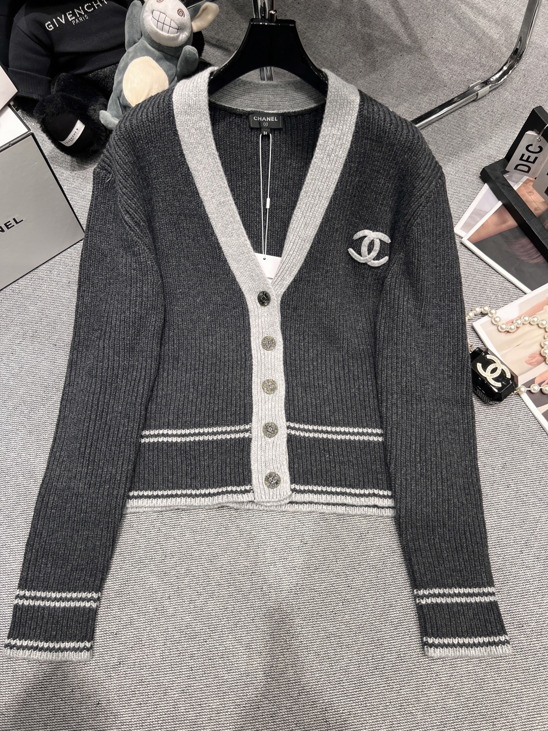 NO:508707,——Chane*——2025 early autumn new cashmere cardigan, contrasting color design, full fashion sense, simple and atmospheric SML, chanel, alexander wang19860909——Chane*——2025早秋新款羊绒开衫,撞色设计,时尚感拉满,版型简单大气SML,,chanel,alexander wang,Women's clothing