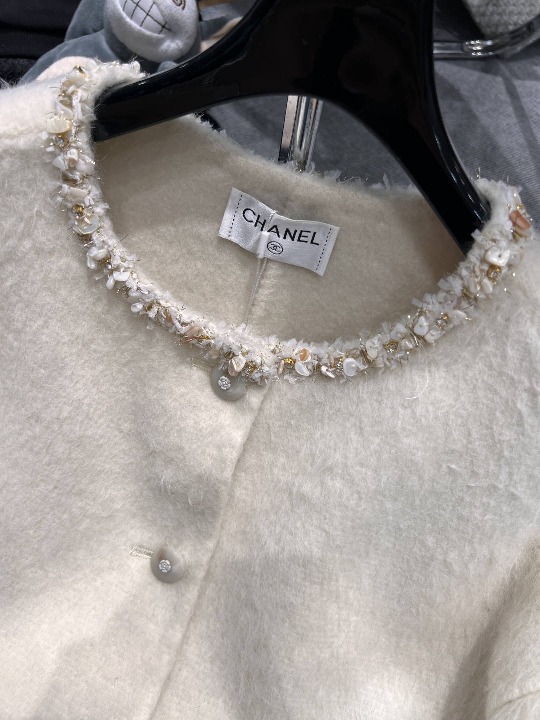 Elegant Chanel Wool-Blend Tweed Jacket with Shell Embellishments - 2025 Collection 3 cmp i1758603549038 5719 0 1