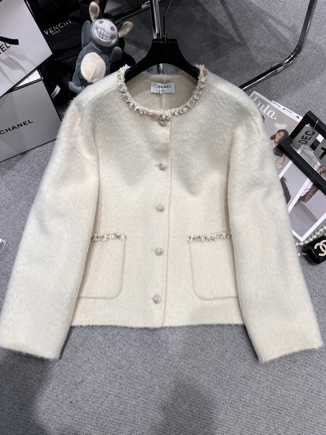 Elegant Chanel Wool-Blend Tweed Jacket with Shell Embellishments - 2025 Collection 2 cmp i1758603550534 882 0 0