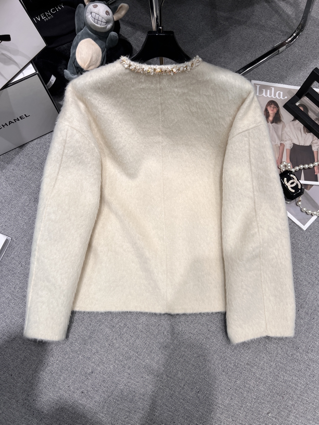 Elegant Chanel Wool-Blend Tweed Jacket with Shell Embellishments - 2025 Collection 6 cmp i1758603550540 1126 0 4